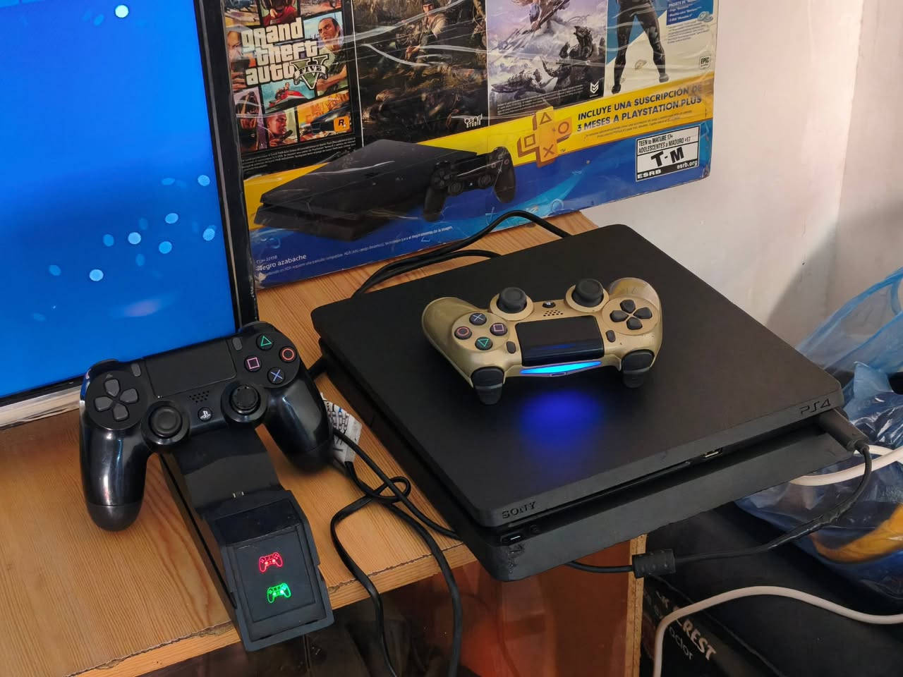 Ps4 Slim
(1TB)
بلي4 سلم 1تيرا 
 مهكر (نظام 9.00) متصفح
الوضع العام: الجهاز أداءه أسطوري وهادئ وما بي أي إشكال، مهكر على أحسن وجبة إصدار 9.00 ومتروس ألعاب.
الملحقات:
الكارتون الأصلي وياه مع كامل ملحقاته.
يدات 2 أصلية + قاعدة شاحن يدات.
الملاحظات بكل أمانة وشفافية:
الجهاز مفتوح فقط لغرض التنظيف وتبديل معجون حراري.
أكو فطر بسيط بالكفر مجرد شكل، ما يأثر على الشغل نهائياً.
وحدة من اليدات بيها مشكلة بالگير.
الألعاب والتفاصيل كلها موضحة بالفيديو.
السعر: 240 ألف (قفل) - بيعة مستعجلة.
المكان والتوصيل: أگدر أوصل للكاظمية أو ساحة عدن، ومستعد نفحص بأي مكان يعجبك وتتأكد منه بنفسك.
للتواصل واتساب: ***********
