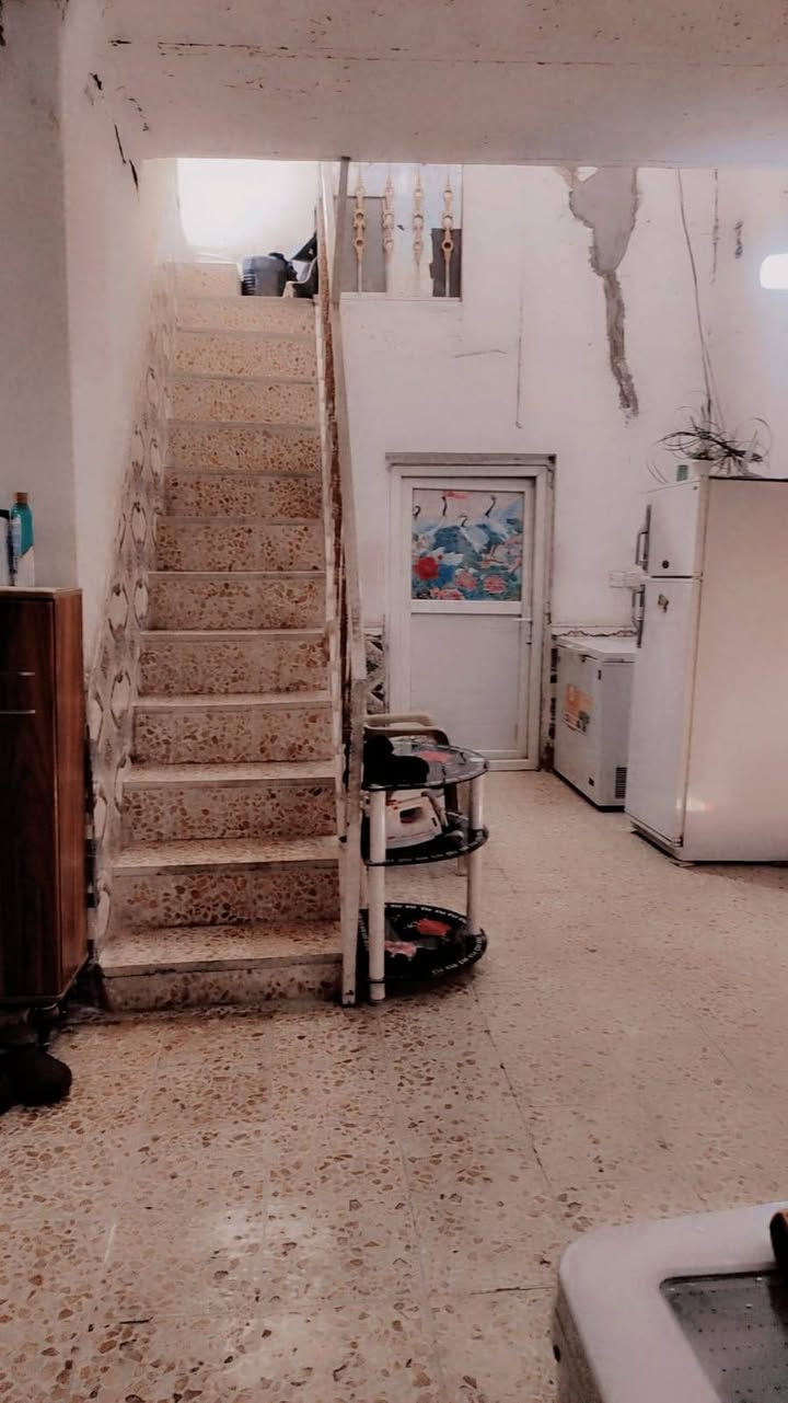 سلام عليكم بيت للبيع قريب عن مسجد الكوفه منطقه الكريشات مساحه ١٠٠ متر مربع غرفتين صاله استقبال مكشوفات ٢ بناء بلوك وعكادة مرممي سيراميك وكاشي يبعد عن شارع المقرنص ١٢٠ متر منطقه قريبه عن المدارس شارع المعمل مستعجلين عليه ١٩ وبي مجال لشراي ***********
