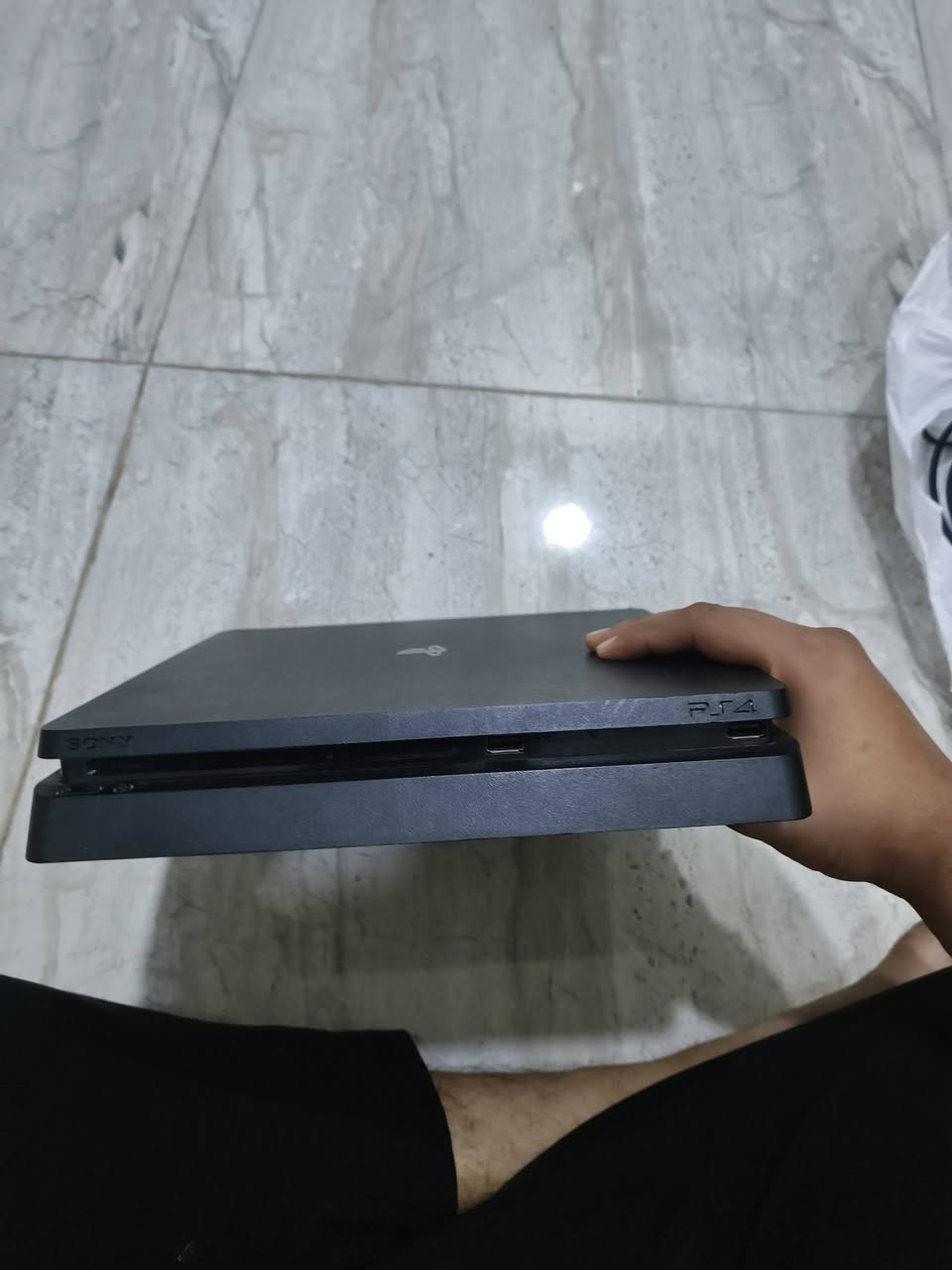 سلام عليكم
جهاز ps4  لوك ستيكر نظيف جدا جدا 🕹🖲🕹🕹
الجهاز امريكي باب اول 
كامل ملحقاته HDMI و كيبل تشغيل ويده واحد كوبي 🔥🔌
سعر ٢٥٠ 
للتواصل 
 ***********
