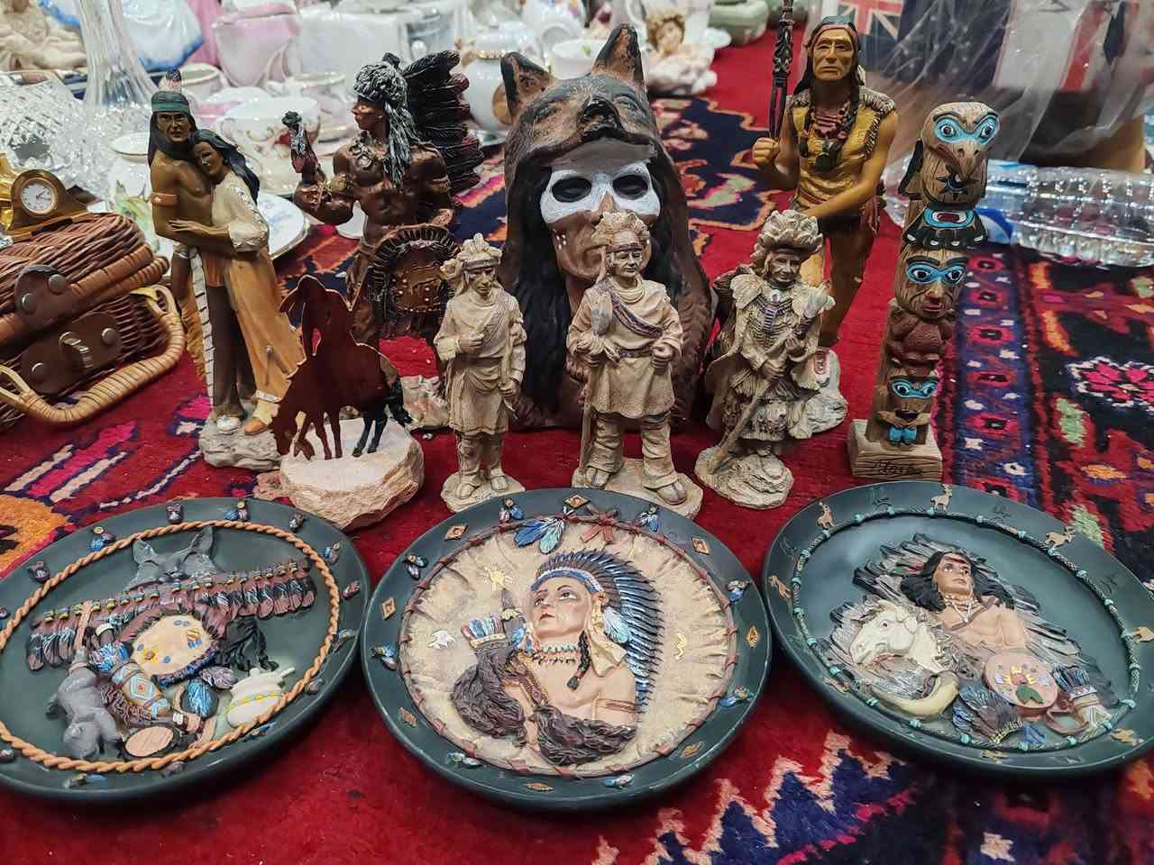 لاحبتنا نقدم مجموعة من تماثيل وصحون جدارية لتراث السكان الأصليين الهنود الحمر، بقياسات موضحة بالصور منها عجينة ومنها رزن ومنها فخار. 
تباع جملة ومفرد للإستفسار الاتصال على رقم الصفحة واتساب ***********
يوجد توصيل لكل المحافظات

