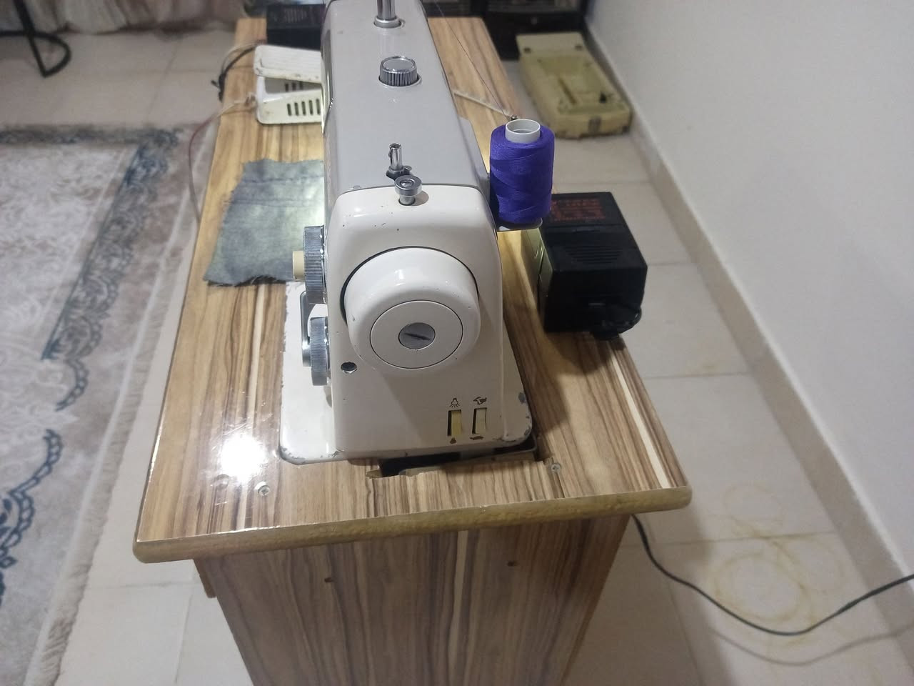 مكينة براذر ٢٥نقشة للبيع مع الميز
