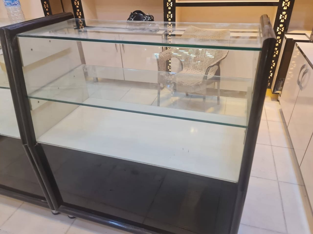 سلام عليكم
الفاترينات ،عدد 2 للبيع اخو الجديد استخدام قليل سعر الواحد 75 استفسار اتصال ***********
