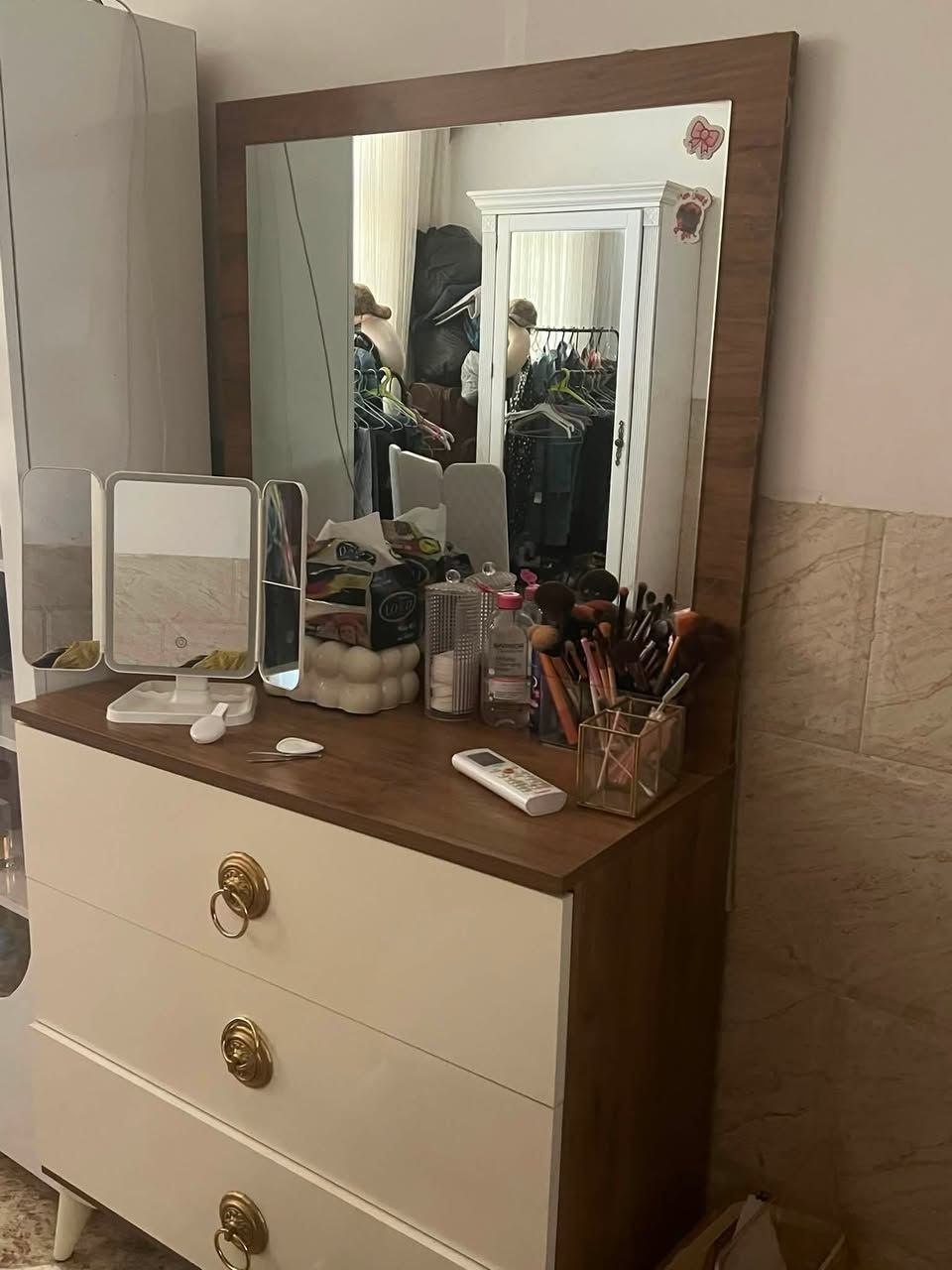 غرفه شبابيه للبيع ٤ قطع جدا نظيفه اي خلل مابيها سعرها ٤٠٠ وبيها مجال بسيط
*********** تواصل واتساب
