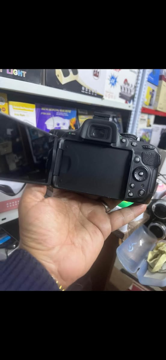 كامره نيكونb5200 نظافة فول السعر300 وبيها مجال تفيد تصوير أعراس ورياضة مكاني جسر المثل ***********
