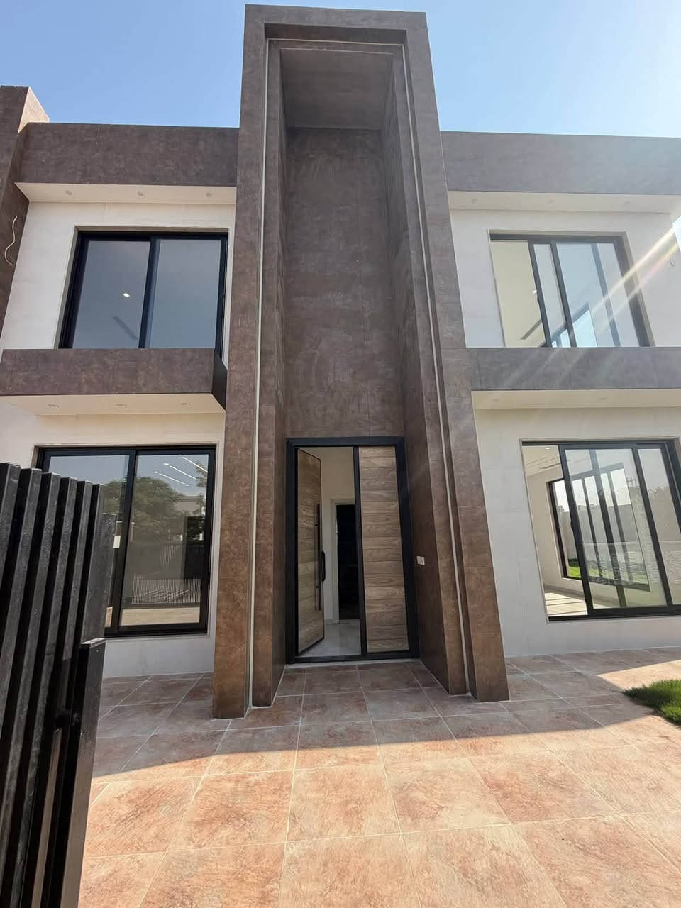 بيت للبيع | كنجان ستي
مساحة 250م² + 150م² حديقة 🌿
📍 ركن مميز | واجهة مودرن راقية

✨ 5 غرف نوم ماستر
🛋️ صالتان واسعتان
🍽️ مطبخ حار + بارد
🏠 استقبال أنيق
🌳 حديقة واسعة تمنحك خصوصية ومساحة مثالية للعائلة

مساحة، خصوصية، وتصميم يليق بأسلوب حياتك 

رقم الاتصال او واتساب 
***********
