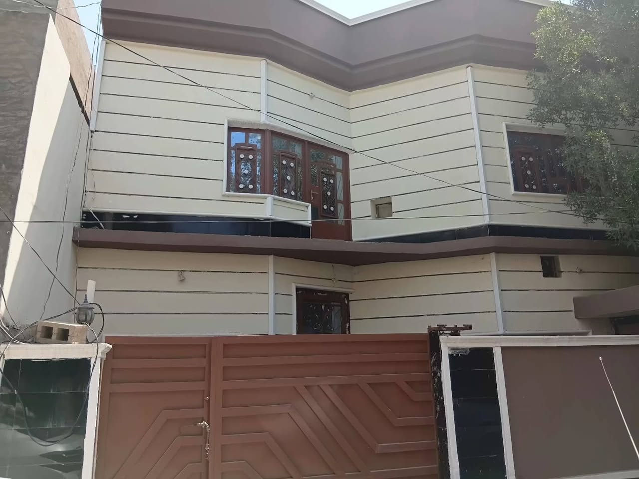 دار للبيع زراعي خلف الاستشارية طابقين مساحة ١٢٥م واجهة ١٠م الطابق الأول غرفة خطار ومطبخ وغرفة نوم كبيرات مع حمام والطابق الثاني غرفتين نوم كبيرات يوجد خارج البيت حمام خارجي الشارع تبليط مع مجاري للاستفسار الاتصال على الرقم ***********
