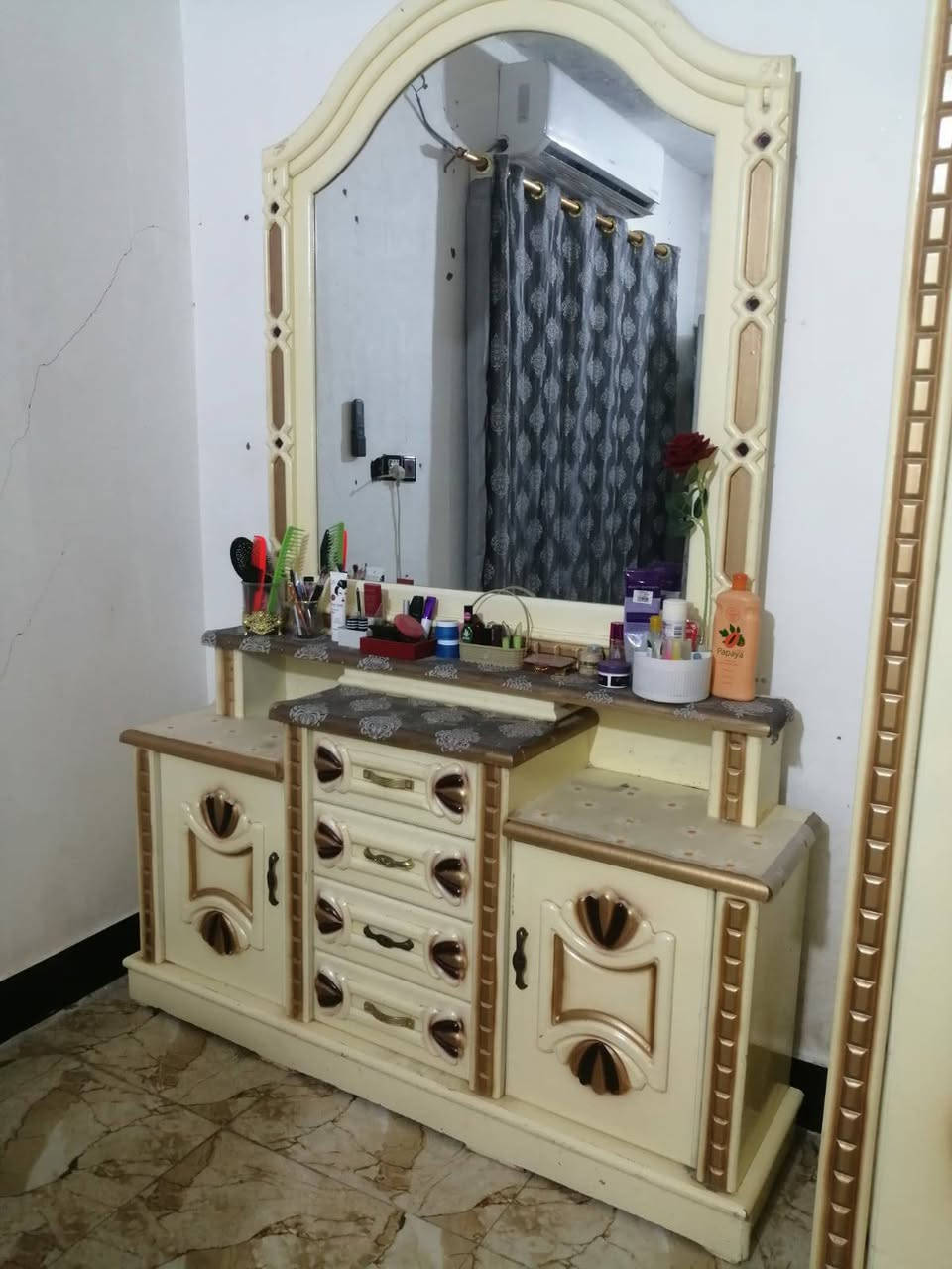 غرفه صاج للبيع نضيفه الناصريه السعر 650 وبيه مجال 
الي شراي يراسل خاص او يتصل عل رقم ***********
