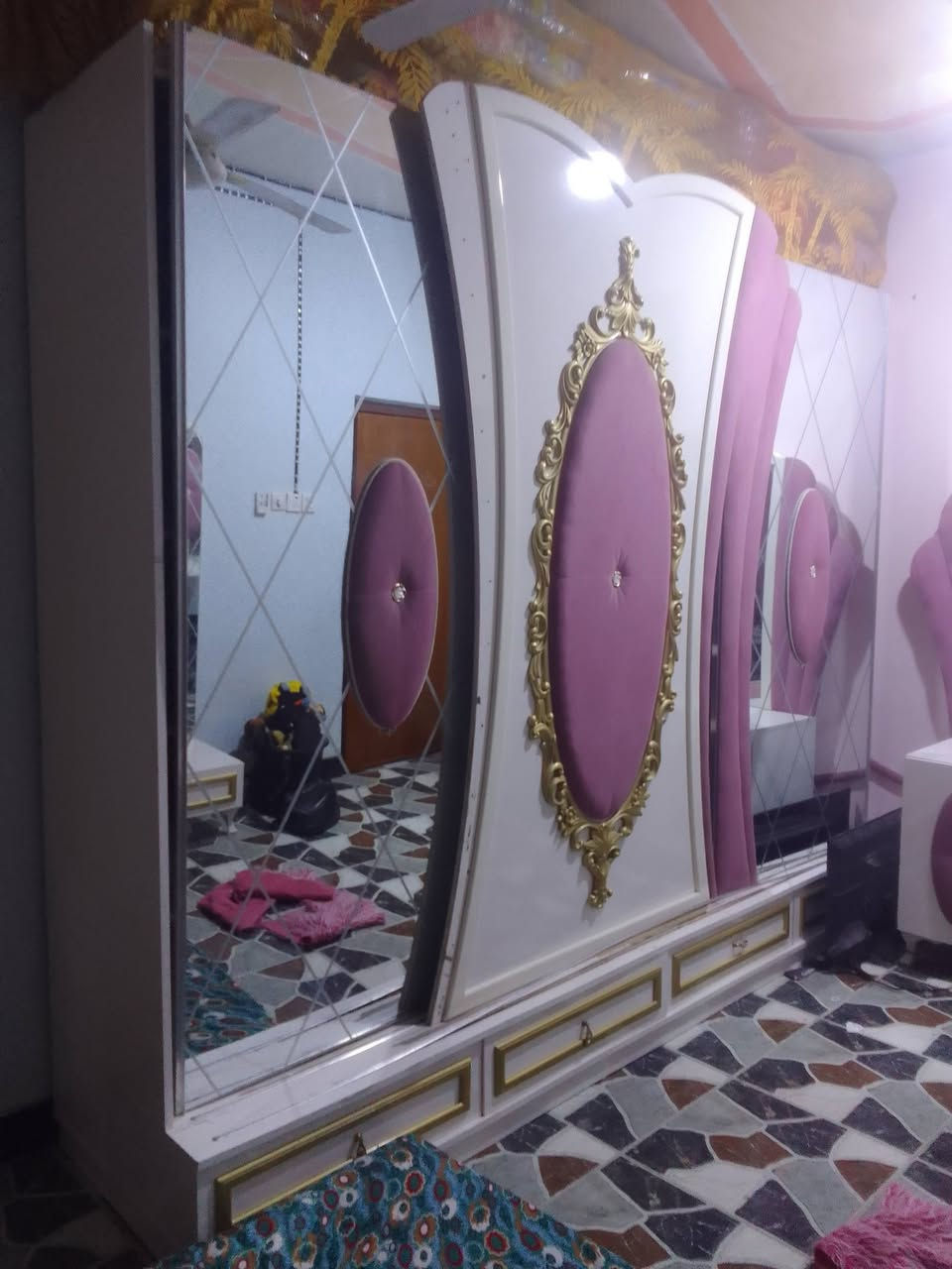 السلام عليكم غرفه للبيع بس جربايتها ما موجوده بسعر مناسب ام السته نضيفه السعر 450 وبيها مجال و أي شخص يريدها بي خير ويدلل مكاني سوق الشيوخ مستعجلين على بيعتها الاستفسار على الرقم***********
