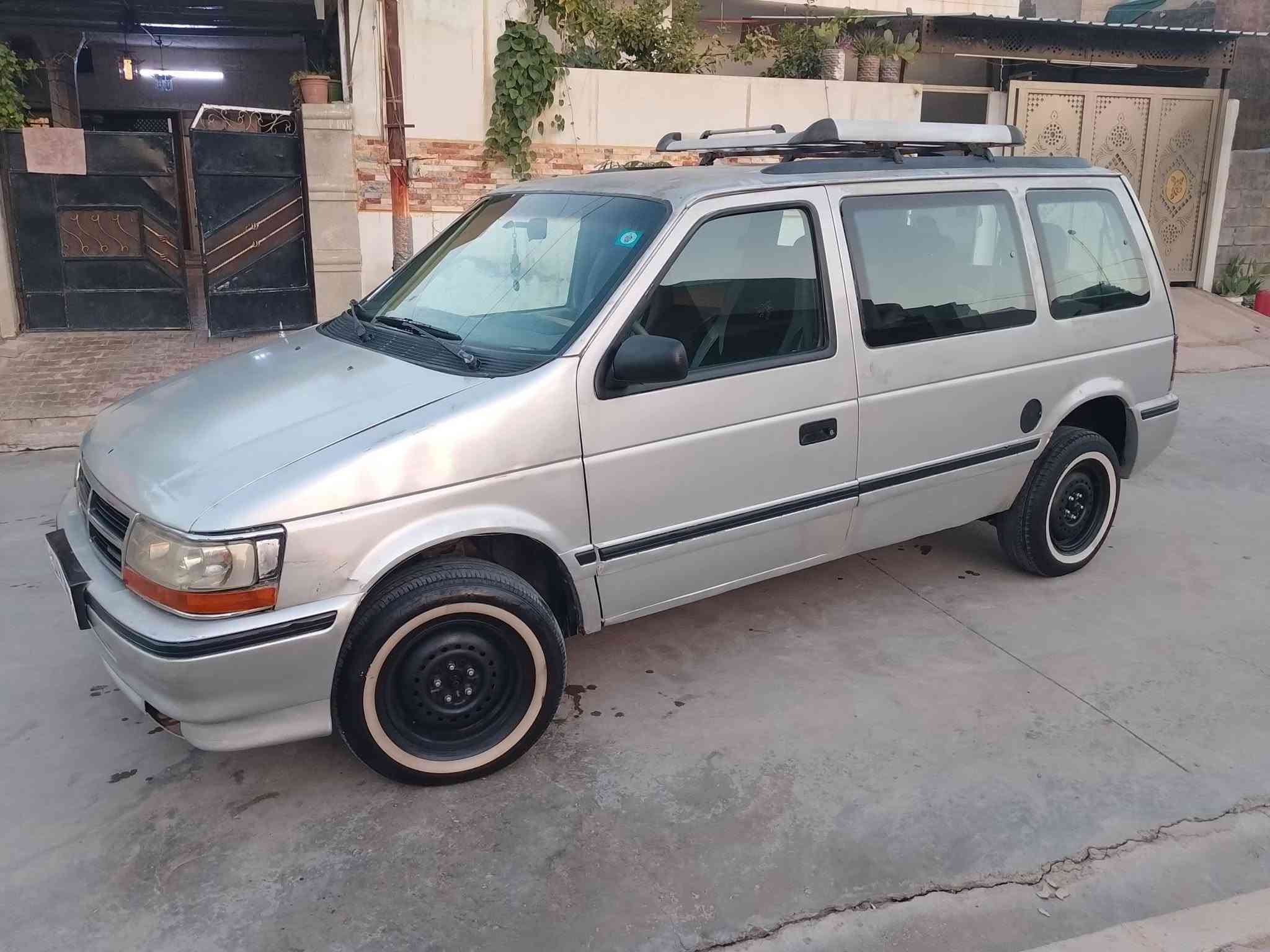 سلام عليكم عيني عندي گلايزر للبيع موديل 93 حجم 3000 محرك گير بشرط گشر داخل نضيف لون رصاصي فضي سنويه مشروع وطني لحد 2030تنتهي شرط التحويل بطاقه بنزين ⛽ بيها كهربائية شغاله مكاني كركوك سعر 36بي مجال بسيط ***********
