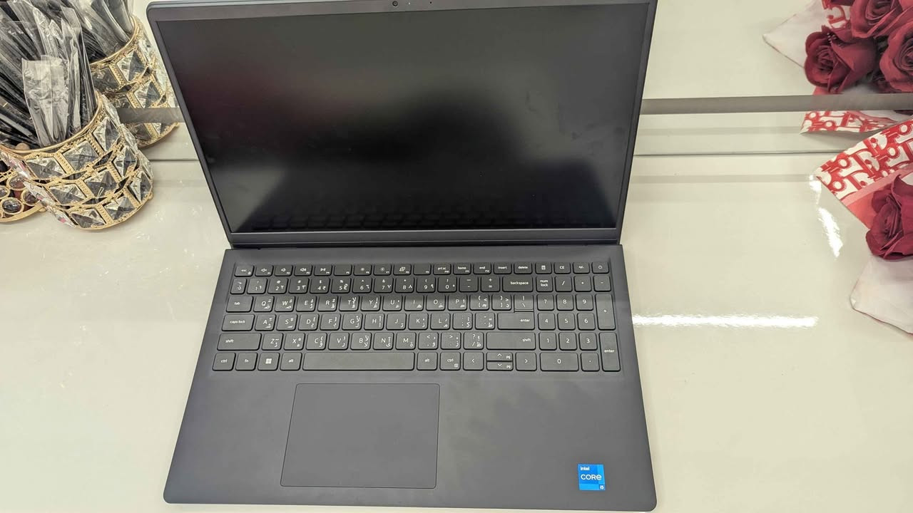 السلام عليكم،
معروض للبيع لابتوب Dell Vostro 15 3530 بحالة الوكالة (Open Box / شبه جديد زيرو)، الجهاز غير مستهلك ومفحوص بالكامل عتاداً وبطارية.

المواصفات الفنية:
• المعالج: Intel Core i5-1334U (الجيل 13 الحديث - 10 أنوية و 12 مساراً) أداء قوي جداً وسريع.
• الذاكرة (RAM): 8GB DDR4 (مع منفذ إضافي شاغر للترقية بسهولة إلى 16GB أو 32GB).
• التخزين: 512GB NVMe SSD فائق السرعة من شركة Western Digital.
• الشاشة: 15.6 بوصة بدقة Full HD وتدعم تردد 120Hz لسلاسة ممتازة في التصفح والعمل.
• المنافذ: منفذ شبكة LAN (RJ-45) + منفذ Type-C + منفذ HDMI + منافذ USB + قارئ كروت SD.

نتائج الفحص الفني (جاهز لأي فحص من قبل المشتري):
• صحة البطارية: 100% بكامل سعتها المصنعية (مسجلة 3 دورات شحن فقط).
• صحة الهارد: 100% سليم وخالٍ من أي باد سيكتور (نسبة التآكل 0% Wear).
• النظافة: الجهاز بحالة الجديد تماماً وخالٍ من الخدوش أو العيوب.

الملحقات:
• لا يوجد ( بدون كارتون، بدون شاحن)

السعر: [500,000 دينار عراقي] (قابل لتفاوض بسيط للجادين).
المكان: بغداد - الدورة.
حق المشتري فحص الجهاز بالكامل 
للتواصل والاستفسار: خاص أو واتساب ***********. بغداد, العراق
