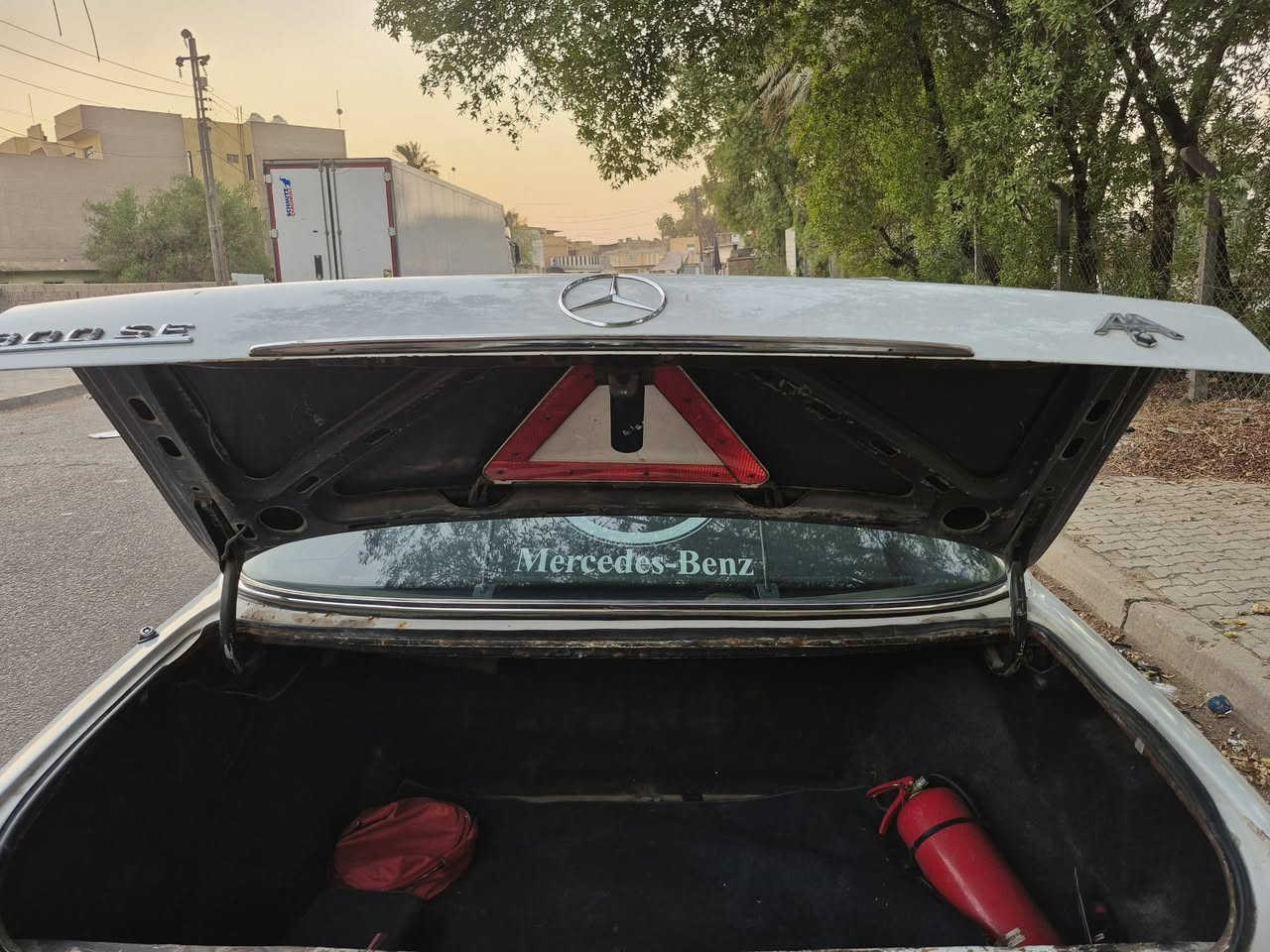 Mercedes - SE 300 - 1986
مكينه وكير ياباني3000 ديلكو
جاهزة وكاملة من الدعاميه للدعامية
بيها منضومه زنون ولايت يخبل ماصدات جديده
مغلف الداخل عوازل Arma Flex
تخم تاير جديد 
كهربائيات كلها شغالة 
تبريد ثلج 
السياره بأسمي وتحويل ثاني يوم رقم بغداد 
السعر  65$ قابل للتفاوض@
مكانها بغداد الجديده 
***********

