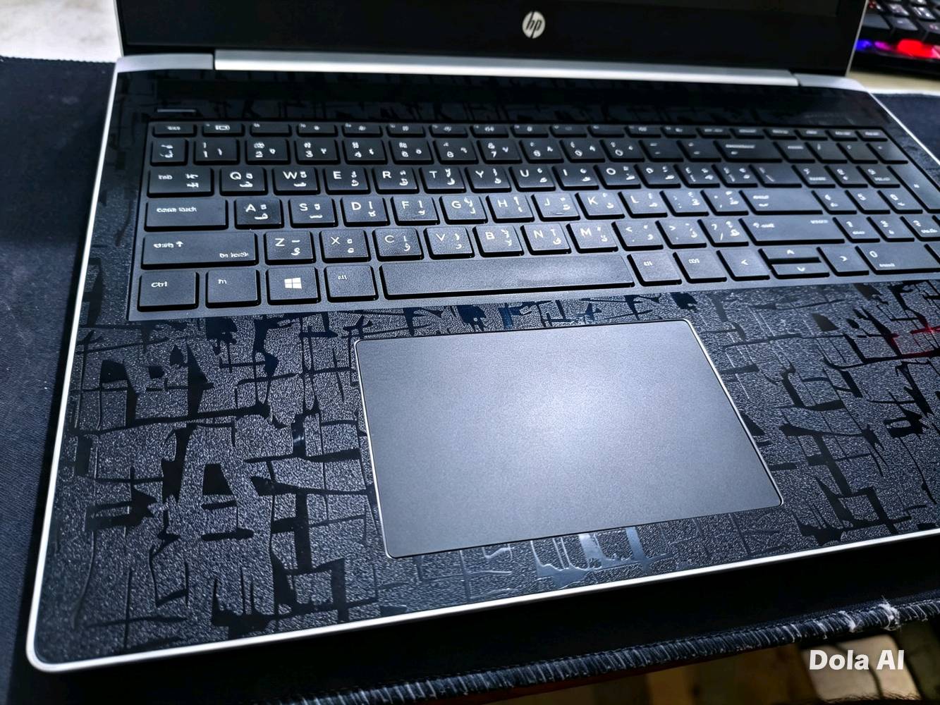 لابتوب HP ProBook 450 G5 💻  


 المعالج: Intel Core i5-8250U (الجيل الثامن) - 4 أنوية و8 مسارات ⚙️

 

 الرام: 8GB DDR4 من Micron 💾

 

 التخزين: 256GB M.2 SSD من KIOXIA 💽

 

 كرت الشاشة: Intel UHD Graphics 620 🎮

 

 حجم الشاشة: 15.6 إنش 📺

 

 يحتوي على حساس بصمة 🔒

 

 يحتوي على منفذ USB Type-C 🔌

 

 البطارية: أكثر من 5 ساعات 🔋

 

 الملحقات: شاحن ⚡، حقيبة 🎒، ماوس 🖱️، وماوس باد 🖱️🧩

 

 السعر:275 وبيه مجال  💰

 

 التوصيل متوفر 🚚