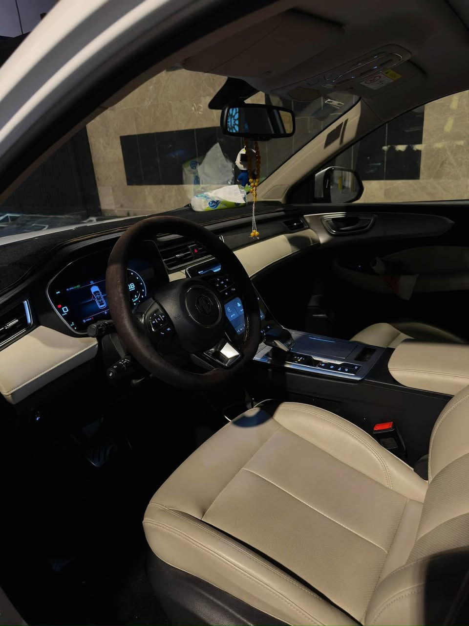 للبيع MG RX5 موديل 2023
• الموديل: 2023
• اللون: أبيض
• الفئة: SUV (كروس أوفر مدمجة - 5 مقاعد)
• المحرك: 1.5L تيربو (4 سلندر / 171 حصان)
• كير: أوتوماتيك دبل كلتش (DCT) من 7 سرعات
التجهيزات والمواصفات:
• الإضاءة: مصابيح LED أمامي وخلفي كامل + إضاءة نهارية LED (DRL)
• المقاعد: مقاعد جلد بتصميم رياضي (تحكم كهربائي لمقعد السائق)
• التحكم والدخول: دخول ذكي بدون مفتاح (بصمة أبواب) + تشغيل بصمة
• الزجاج والنوافذ: زجاج كهربائي بالكامل مع خاصية الفتح/الإغلاق بلمسة واحدة
• الأمان والسلامة:
 وسائد هوائية (أكياس هوائية)
 نظام فرامل ABS + نظام الثبات الإلكتروني (ESP)
 سنترلوك (قفل مركزي تلقائي مع الحركة)
• الراحة والمقصورة:
 فتحات تكييف خلفية + منافذ شحن USB
 شاشة لمس مع دعم Apple CarPlay / Android Auto
• المسافة المقطوعة (8200)
• حالة السيارة: [سليمة / مكفولة من الصبغ والحوادث]
• المكان: البصرة
• السعر: [ 23 مليون ]
• للتواصل والاستفسار: [***********]
