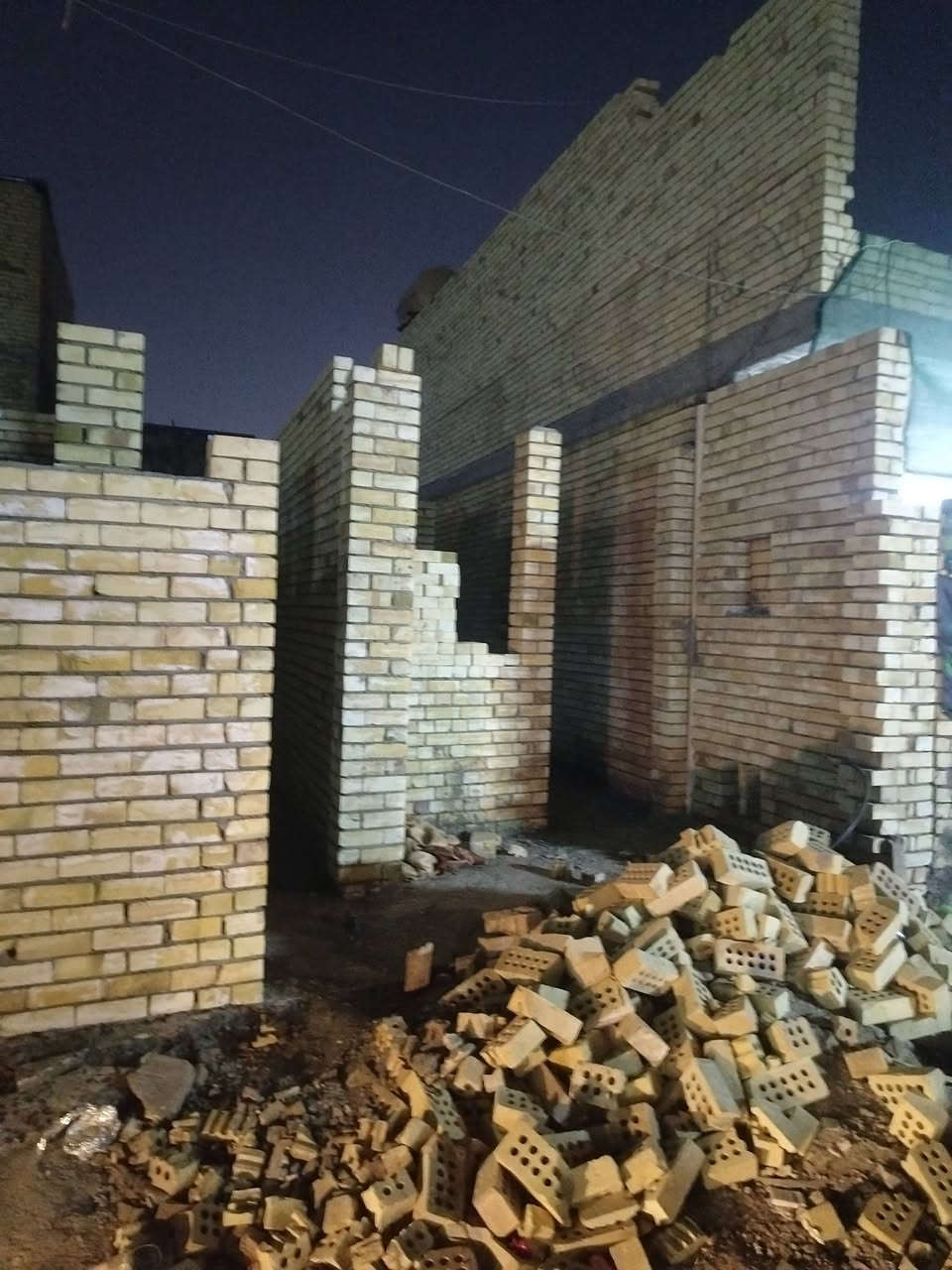 سلام عليكم مقاول عرض خاص هيكل بدون سقف 100 متر كرسته وعمل 15 مليون مع السقف كرسته وعمل 19 مليون *********** مكاني بغداد
