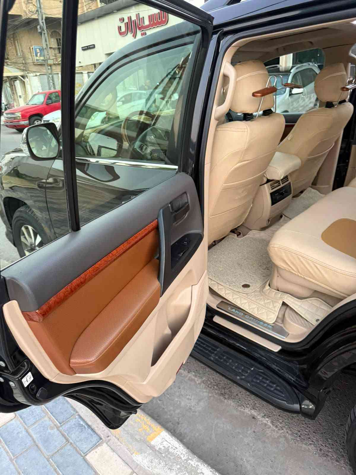 السلام عليكم
الاندكروز 2013 
V8 ...4600
فول مواصفات 
بصمه ابواب وتشغيل 
مري قلاب
 ثلاجه 
فتحه سقف 
 تخم تاير 
تحكم كستيرن 
شاشه وكامره  
حمام وبوليش  مسويله ما صار فتره 
رقم اربيل 
 السياره حلوه ومرتبه 
مكان السياره الفلوجه 
معروضه ب 370$ وبيه مجال 
ترهم بيع او مراوس 
***********
