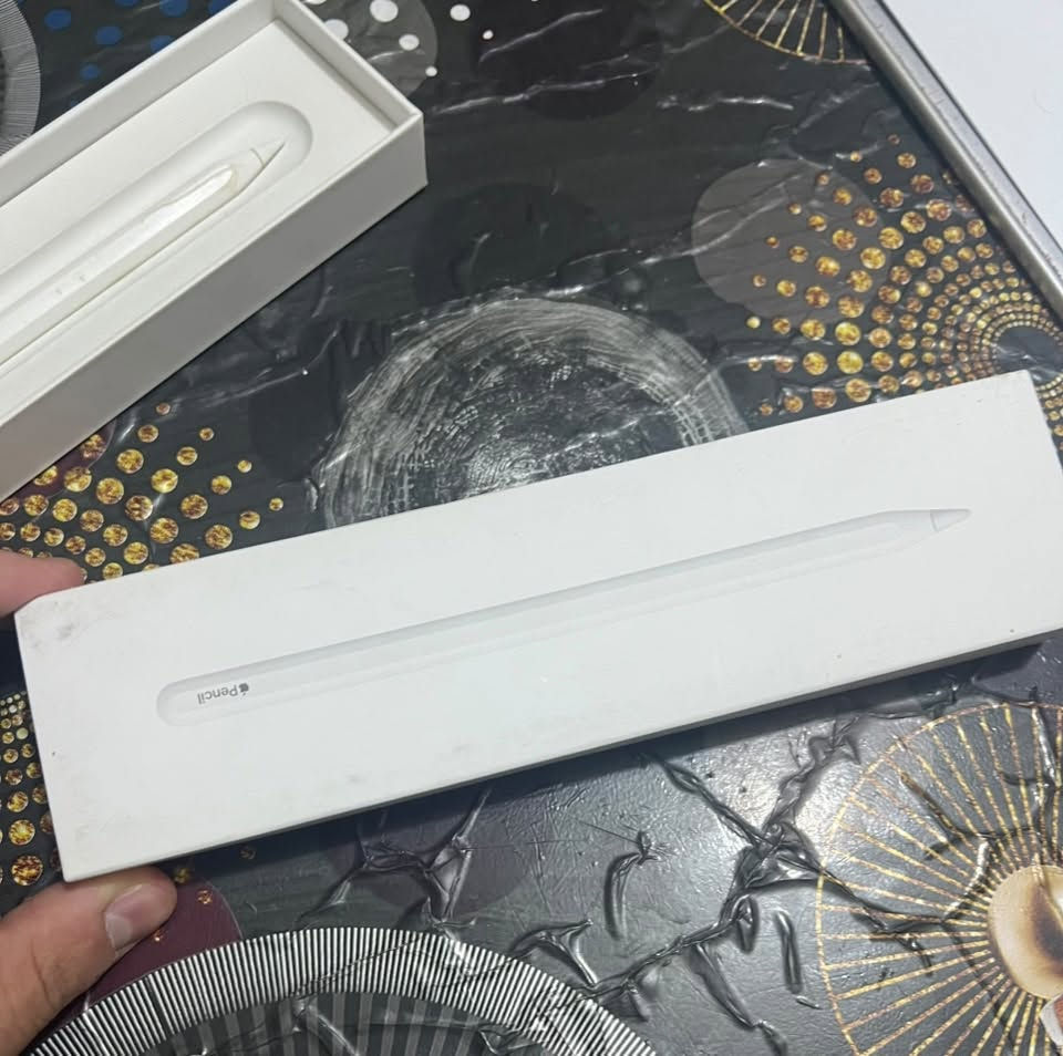 للبيع: قلم أبل الأصلي (الجيل الثاني - Apple Pencil 2nd Generation) 
الحالة: مستعمل بحالة ممتازة ونظيف جداً، شغال 100% وبدون أي مشاكل.
 الملحقات: يأتي مع كارتونه وملحقاته الأصلية بالكامل.
 المميزات: يدعم الشحن المغناطيسي والاقتران السريع، مع خاصية النقر المزدوج للتبديل بين أدوات الرسم والكتابة.
 التوافق: يعمل مع أجهزة iPad Pro وiPad Air (الجيل 4 و5) وiPad mini 6.
السعر المطلوب: 100,000 دينار عراقي (قابل للتفاوض البسيط للجادين).

واتس اب ***********
