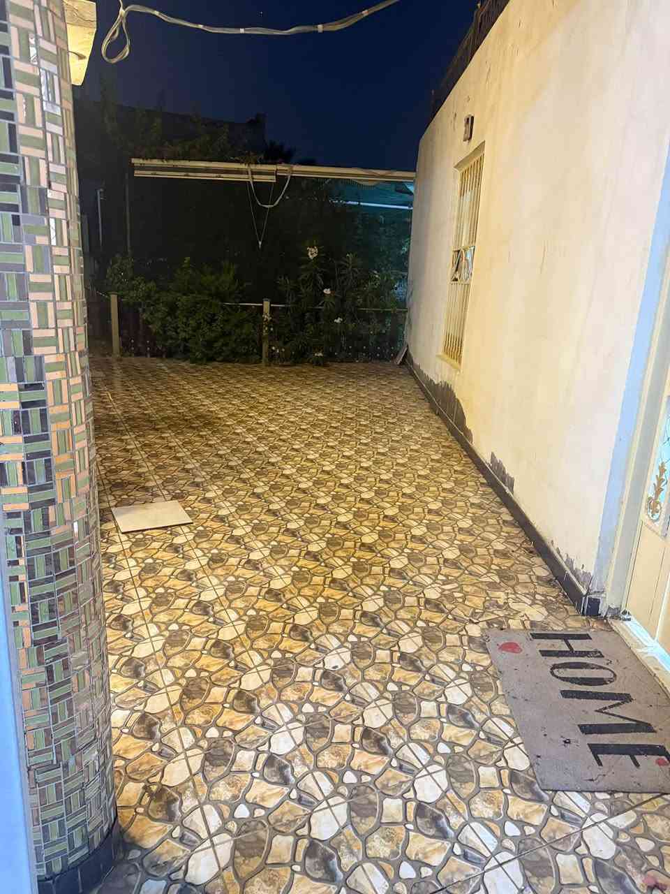**#_دار للبيع - حي الجزائر | نهاية شارع الضغط العالي خلف المحكمة القديمةبيت ركن
**المساحة:** 289 م2
**الواجهة:**12ونص
**النزال:** 24 م ونص
**البناء:** كونكريت مسلح - طابقين
+**الطابق الأول  يتكون من:**
غرفتين نوم
صالة
استقبال
مطبخ
صحيات عدد 2 
كراج سيارة مع حديقة 
+** اماً الطابق الثاني يتكون من:** 
غرفة نوم واحدة 
وصالة وسطية وسطح خارجي عدد 2 
للاستفسار الاتصال على الرقام التالية
***********  ***********

