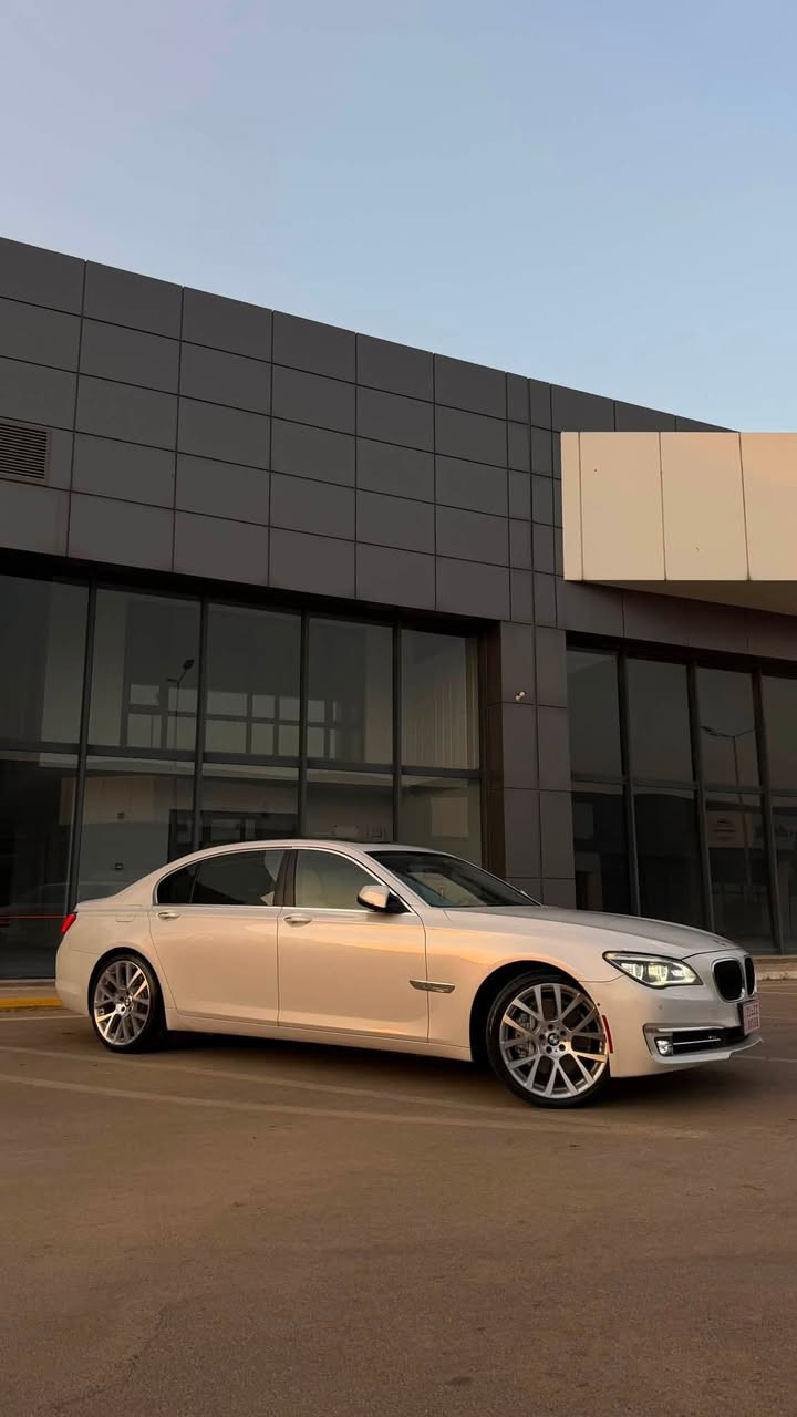 ***********
BMW F01 750LI Xdrive individual 
01 هەموو عێراق - بێ ڕەقەمی دووبەی کۆدی بۆ کراوە
مۆدێلی 2013 کلین تایتڵ  سپی ناو سپی مواسەفاتی Alpina B7 پێنج دوگمە.   فول فول مواسەفات ( داتاشۆ - 360 دەرەجە کامێراو ڕادار و حاسە  - خەتی جادە -هەزازی سوکان - نازور لەیلی - DTR - پێنج مۆدی بەکار هێنان eco-comfort-comfort plus - sport - sport plus -ئۆتۆ پارک - ئۆتۆبرەیک-ئۆتۆستارت- دەرگا شەفت و بەسمەو لید و سێنسەر- سنوق کارەبای و شەفت -سلایت - لایتی ئەدابتڤی individual - بەگ لایتی گۆڕاوە بۆ G12 - کوشنی سارد وگەرم و کارەبای و کۆمپرێسەر و خەزن -ئایەرسەسپێنشن- شاشە گەورە - پێمج پەردەی کارەبای - کوشنی دواوە هیتەر - ناڤیگەیشن - سیدیبۆکس - جی پیئێس- ئاوێنە شەفت و هیتەر و رادار و ناوچەی کوێری تێدایە - ئەمبێنت لایت لیدی بەرگی دەرگاو ژێر داشبول- ویلی 21 ئینجی دووسایز و فلنجەی کاربۆن سیرامیک - حەجمی مەکینەی ٨ پستۆنی دەبل تۆربۆی دەبل ئەکسل ی ٨ گێڕ - هێزی 465 ئەسپی هەیە لە 0-100km تەنها 4.1 چرکە سریارەکە لۆک لۆکە 
گێڕ و مەکینەو کارەبای و کۆمپیتەر بە شەرت یەک دینار مەسرەفی نیە  بۆ نرخ پەیوەندی بکەن یا مەسج بنێرن
