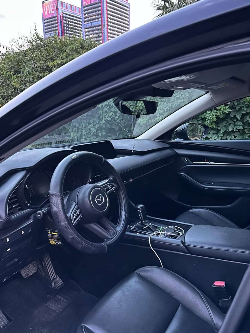 💥 للبيع: مازدا 3 سيدان موديل 2023 (Mazda 3 2.5 S Select) 💥
​المحرك: 4 سلندر بسعة 2.5 لتر (SkyActiv-G) - محرك قوي واقتصادي جداً
​كير أوتوماتيك (تبترونيك) مع وضعية القيادة الرياضية (Sport Mode)
​اللون الخارجي: أسود ملكي
​الداخلية: جلد أسود بحالة ممتازة جداً
​رقم الشاصي (VIN): 3MZBPABM0PM373814
​المميزات والتجهيزات:
​📱 الشاشة: شاشة وسطية تدعم نظام Apple CarPlay و Android Auto.
​🎛 التحكم: ماوس تحكم مركزي (Commander Control) + ستيرن فول تحكم جهتين.
​🅿️ البريك : هاند بريك إلكتروني (Electronic Parking Brake) مع نظام أوتو هولد (Auto Hold).
​🔑 التشغيل: بصمة تشغيل (Push Button Start).
​💡 الإضاءة: إضاءة LED أمامية وخلفية بتصميم حديث.
​🛞 ويل  ألمنيوم أصلية .
​❄️ تبريد ممتاز .
​🛡 الأمان: أنظمة أمان متطورة (أنظمة ثبات وتنبيه).
​🛣 مشايه ٦٧ الف كم 
الضرر : فقط بونيد تبديل 
​📍 المكان / المحافظة:  دهوك
​💰 السعر المطلوب: 123 ورقة مجال بسيط

***********

