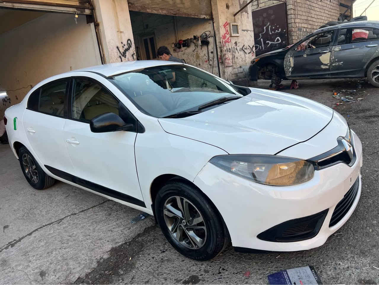 رينو فلونس موديل 2015 
بسعر افيو
بيها اربع قطع صبغ
بدون مصرف
السعر 70 ورقة ومجال
للتواصل واتساب و فايبر
***********
*********** اكر, نينوى
