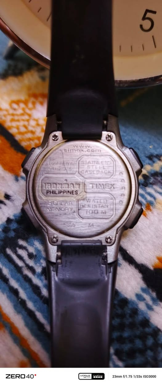 يا لله سلام عليكم شباب ساعه تايمكس ايريونمان للبيع 
Timex Ironman Triathlon 30-Lap (الرقم المرجعي المحتمل T53151  من السلسلة الكلاسيكية)، وهي ساعة رياضية شهيرة تتميز بشاشة رقمية ذات إضاءة خضراء خلفية (Indiglo)، وسوار أسود متين من الراتنج، ومقاومة للماء حتى عمق 100 متر.المميزات البارزة:ذاكرة لتسجيل وتذكر 30 لفة (30 Lap) لقياس الأداء الرياضي والتدريبات.إضاءة Indiglo الليلية المميزة الخاصة بشركة تايمكس.هيكل متين مصمم لتحمل الصدمات والأنشطة الخارجية مع أزرار تحكم واضحة لخاصية الإيقاف والتقسيم (Start/Split). 
السعر 35 
📞*********** يتوفر واتساب 

يتوفر توصيل جميع أنحاء العراق ❤
