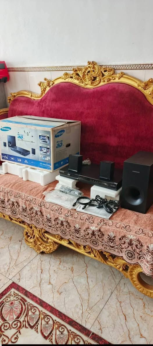 السلام عليكم .
جهاز سيستم و مضخم هوم DVD سينما . ماركة سامسونج العريقة حديث HD  بلوراي 3D  و انترنت  جديد بالباكيت مع كل ملحقاته .استيراد وكالة الكويت . ملحقاته ريموت مع كيبل HD و كيبل اوبتكل مع الكتلوكات  والفيش .يشغل ٣ سماعات ..القدرة الكلية للصوت 250 واط. 
المواصفات :
مشغل جميع الاقراص3D بلوراي DVD و CD و MP3 يعرض عالشاشة 3D ثلاثي الابعاد .
فتحة LAN لربط انترنت 
فلاش رام .
ادخال اواكس مضخم لربط النقال او اي جهاز اخر وكذلك يدعم  ربط بلوتوث خارجي عالاواكس .
اوبتكل لربط كيبل ضوئي مباشر مع الشاشة .
راديو باحث FM .مع خزن قنوات مفضلة .
مع خاصية ايكولايزر للتحكم بنغمة الصوت والتضخيم بنظام الاستيريو عالي الوضوح .شغل الجهاز جدا ممتاز من علو بالصوت وتضخيم دمام رائع . صوته واضح جدا و مجسم 
السعر  ١٠٠ الف نهائي اخوان .
للاستفسار او المراسلة عالخاص بلا زحمة او 
*********** البصرة . موجود توصيل شركة .
