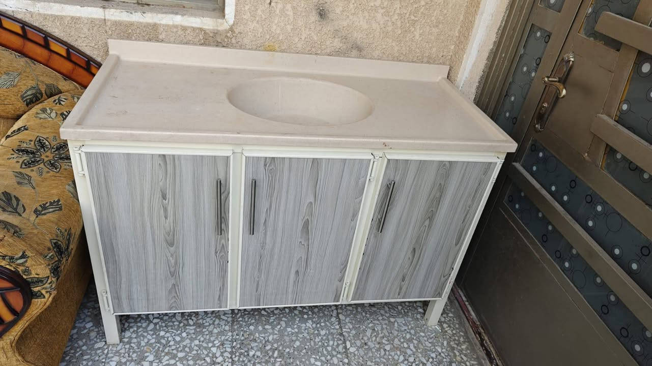 السلام عليكم للبيع كاونتر جديد مستخدم سبوع اخو الجديد ٣قطع سعره 250وبي مجال العنوان الحسينيه***********
