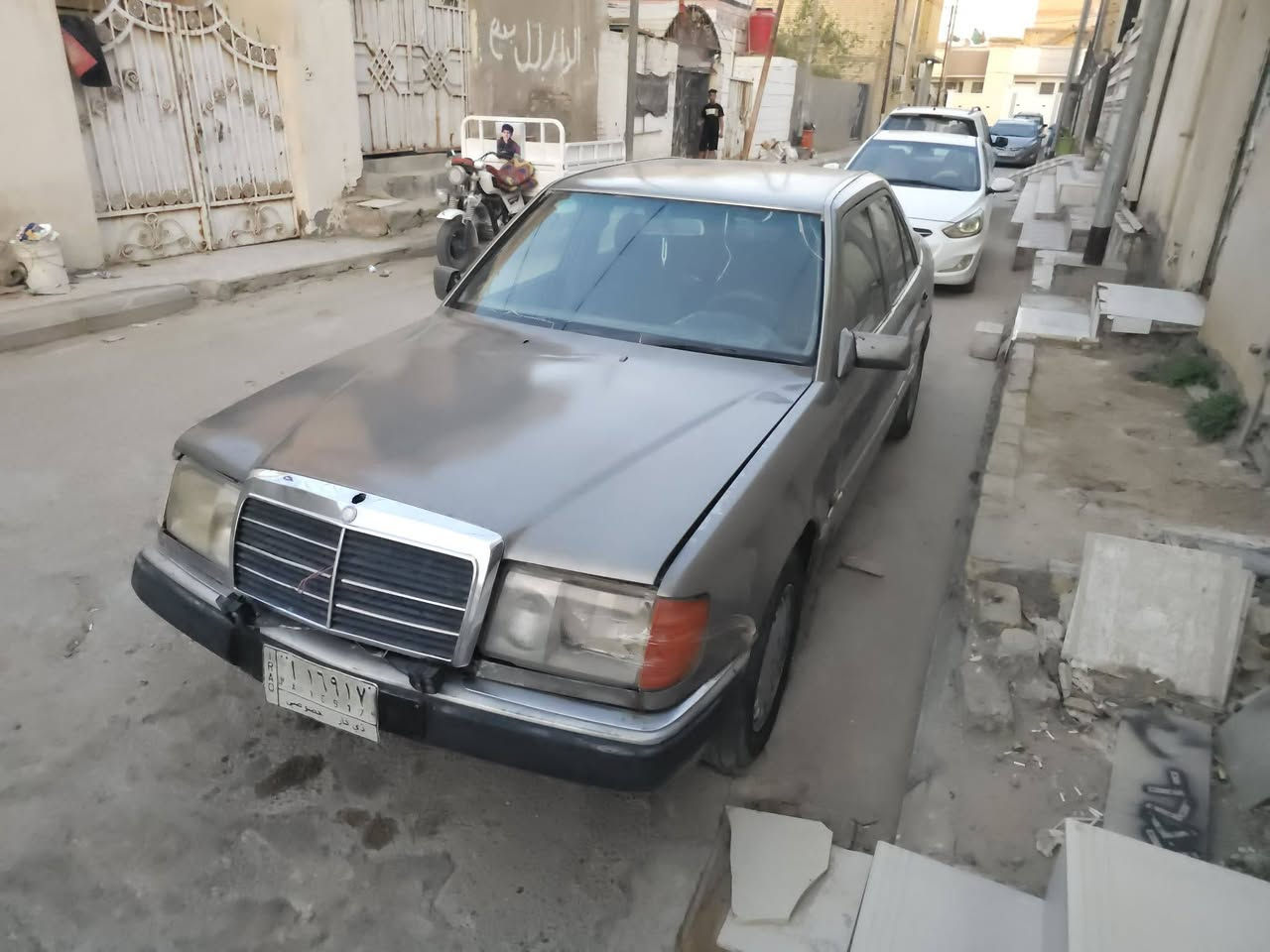 سلام عليكم مارسدس دب مديل 1991 لبيع السعر 30 وبيها مجال سيارة يراتلها ترتيب دعميات ثنين دواخل حلوه والمكينه بيها بدايه ضعف كير نعمه وحداديه نعمه السيارة حلوه والبرنكيت مسوينه  اتصال فقط على رقم *********** العنوان ناصريه سوك شيوخ

