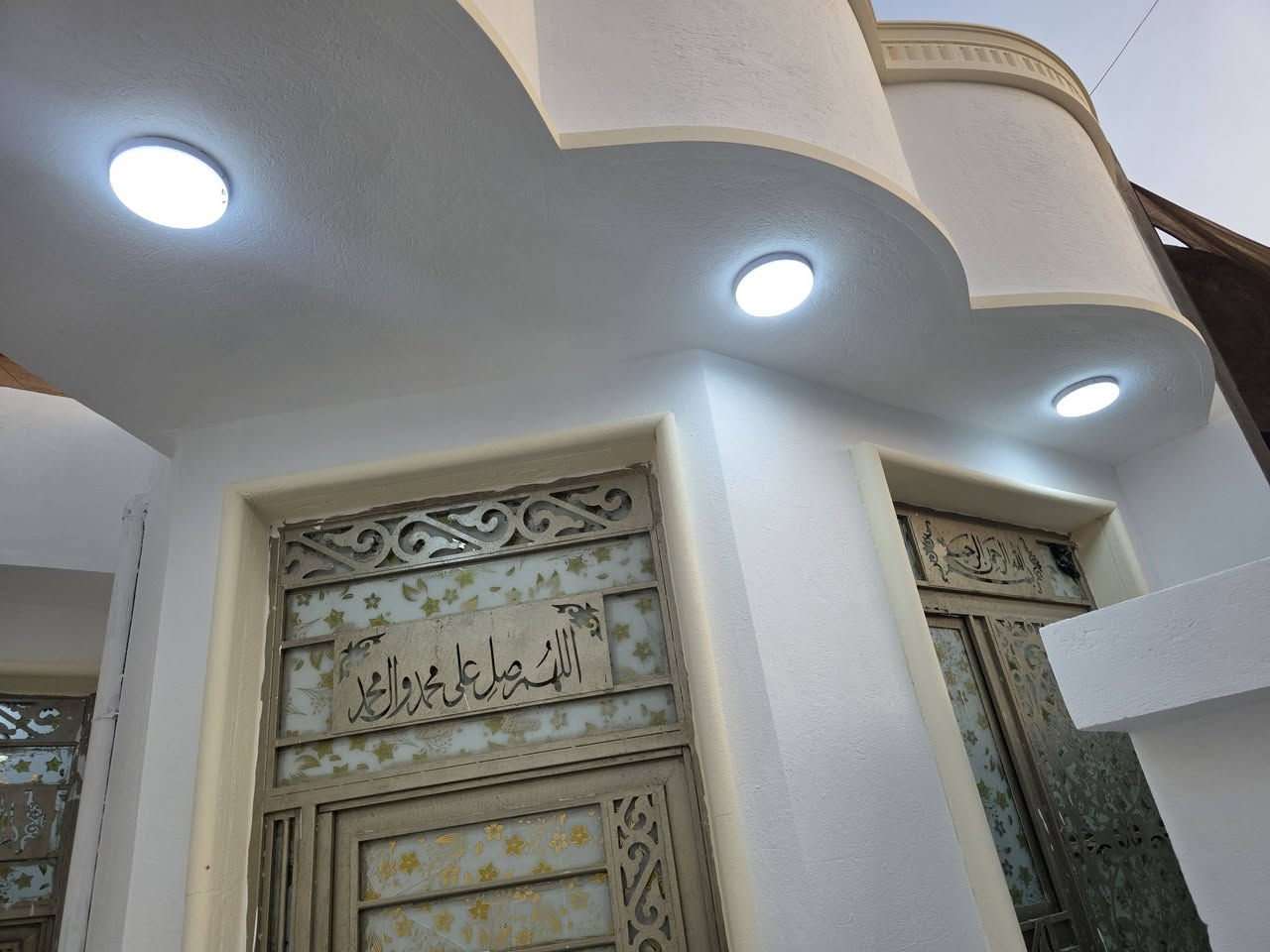 بيت للبيع مساحه ١٠٠م كوت حي الحكيم قرب الكورنيش يبعد عن الكورنيش ١٥٠م شارع افران الهادي تفاصيل البيت المساحه ١٠٠م البناء طابوك يحتوي على غرفه وصاله ومطبخ واستقبال وصحيات داخليه وخارجيه والسطح الزكام السعر ٣٨ مليون للاستفسار مراجعه مكتب دلاليه احمد السعيدي للاتصال *********** ***********
