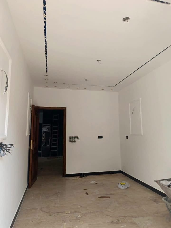 مشتمل 96م #للبيع واجهه 5 " زيرو 2026 "
يحتوي ع  مدخلين استقبال ومطبخ وخدمات ٣ غرف وسطح وبيتونه 

#السعر 270 مليون وبي مجال / طابو ملك صرف

الشعب الضباط القديمه مقابيل سوك المدينه 

***********
