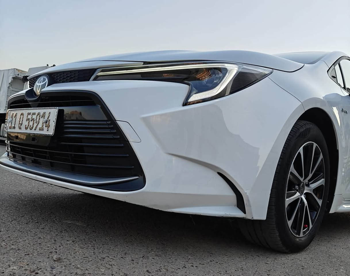 السلام عليكم 🚗
للبيع تويوتا كورولا ليفين 2025
الشكل الأمريكي - تجميع الصين

**المواصفات:**
- الموديل: 2025
- اللون: ابيض صدفي
- العداد: 13,000 كم فقط
- المحرك: 1800cc اقتصادي
- الكير: اوتوماتيك CVT

**المواصفات والاضافات:**
- شاشة لمس + Apple CarPlay + Android Auto
- كاميرا خلفية + رادار امامي 
- Auto Hold + هاند بريك بصمة
- لايت LED نهاري
- EV Mode - وضع القيادة الكهربائي
- 3 وضعيات قيادة: ECO / Normal / Power
- فتحة سقف

ملاحضة/
السيارة مكفولة كفالة عامة من الصبغ والبارد والكير والمكينة

**المكان:** بغداد - الاعظمية
للاستفسار والاتصال:***********
