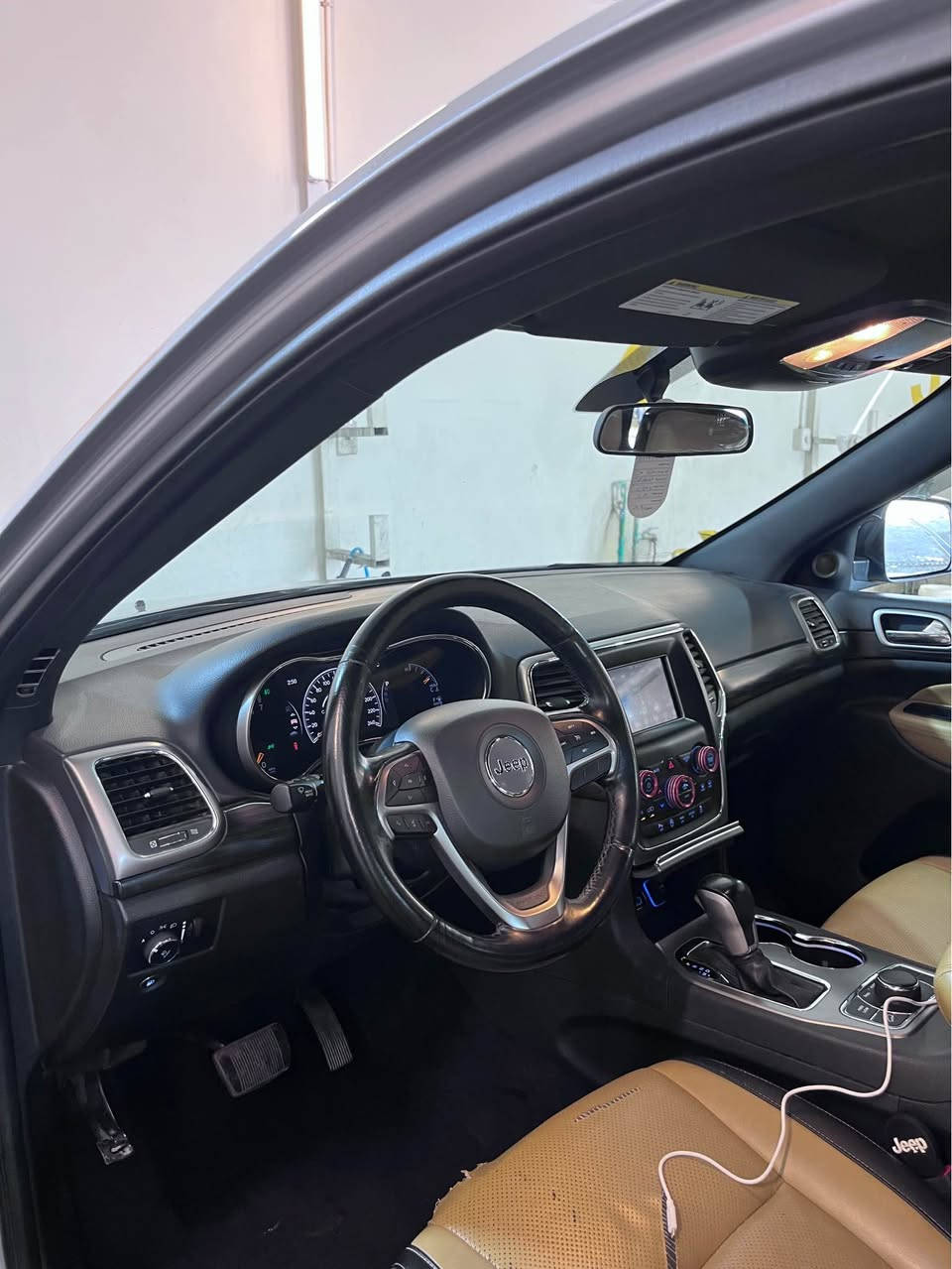 السلام عليكم 💞
جيب غراند شيروكي 2020
مكينة 3.6L V6 
اللون سيلفر 
نظام الدفع : رباعي 4x4
مواصفات شاشة لمس مع دعم نظام الملاحة والBluetooth كشنات كهرباء تحكم شاشه نظام دفع للانماط المتعددة كاميرا خلفيه وشاشة معلومات حساسات مثبت سرعه 
رقم سليمانيه تحويل وغرمات شرط
حادث بنيد مبدل وصبغ جامرلغ امامي  موجود صور الحادث والسونار 
بدون ايرباك 
السعر 185 وبيهه مجال
مكان ديالى شهربان المقدادية, ديالى

نص مكتوب في الصور:
- 1C4RJFAG3LC158385Q Hollywood Motors