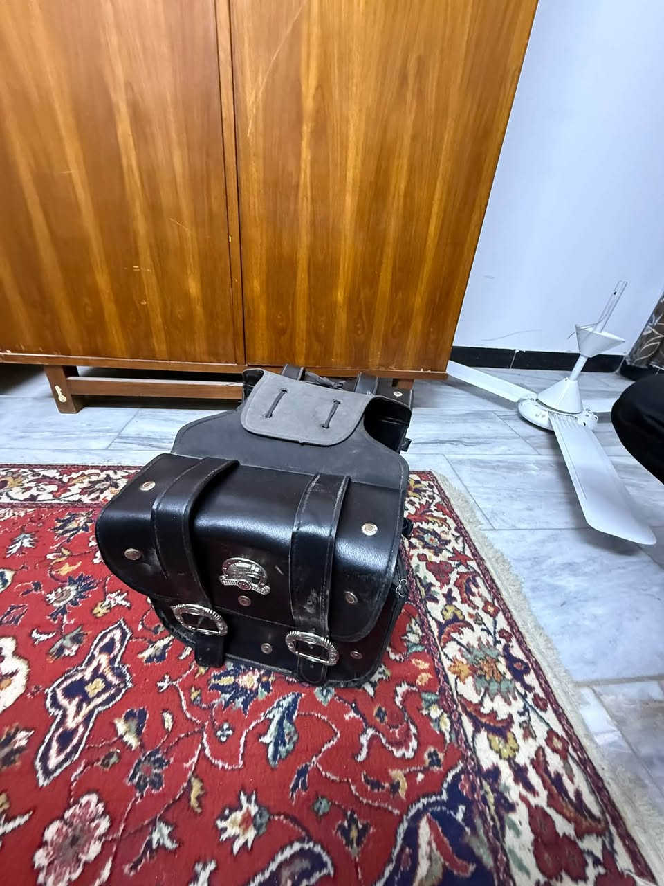 جنطة هارلي جديدة غير مستعملة 
خوذة لا فطر لا كسر بس شخوط ناقصها صبغ 
ثنينها 85 وبيها مجال مكاني بغداد العزالية 
رقم ***********
