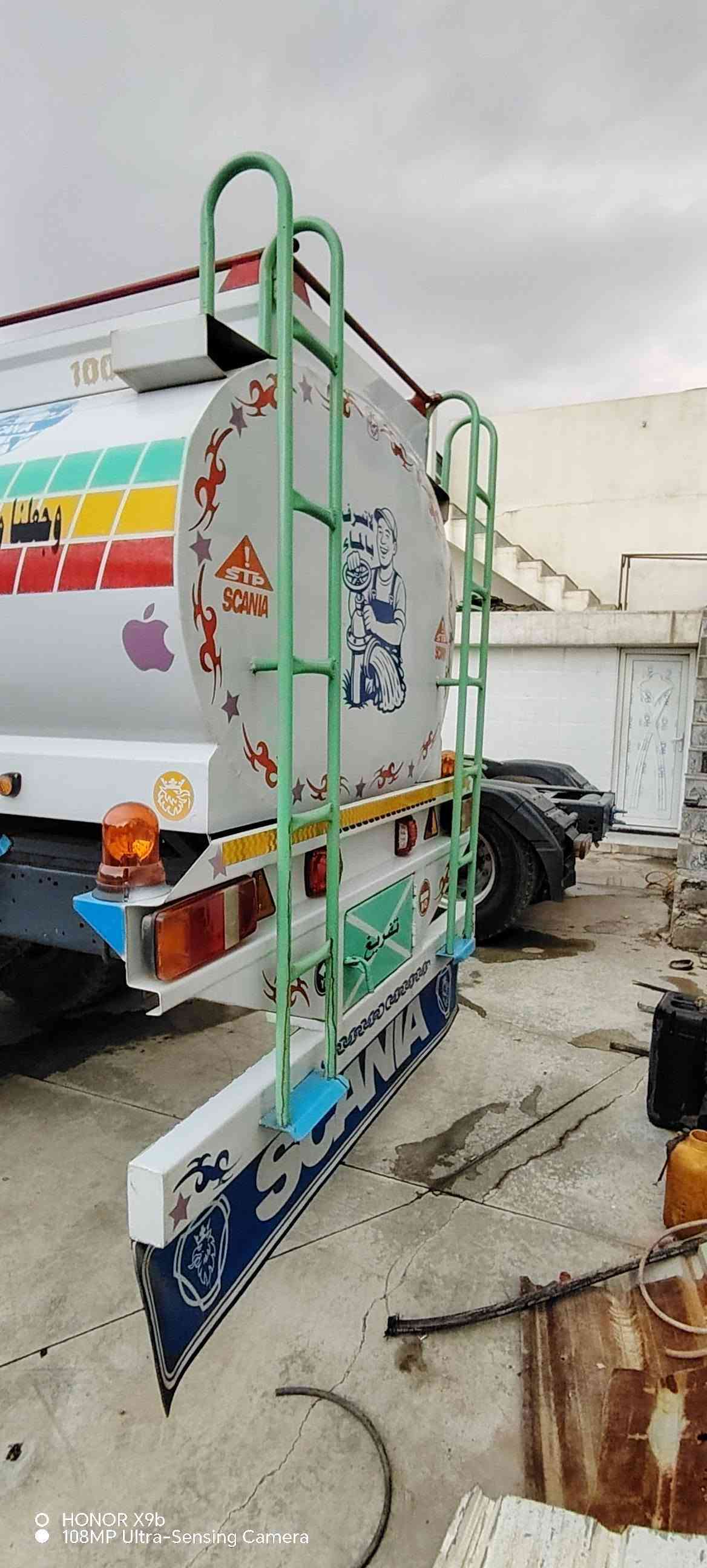 سكانيا 111 تنكر
موديل 78
رقم نينوى 
مثبتة تنكر بالسنويه
المحرك سايس ستندر لاصرف ولانفخ 
شرط التحويل 
حصة كاز مو مسجله 
طخم تواير 
مكان السيارة الموصل 
***********

نص مكتوب في الصور:
- HONOR X9b
- 108MP Ultra-Sensing Camera
- HONOR X9b 108MP Ultra-Sensing Camera
- OHONOR X9b
- 108MP Ultra Sensing Camera