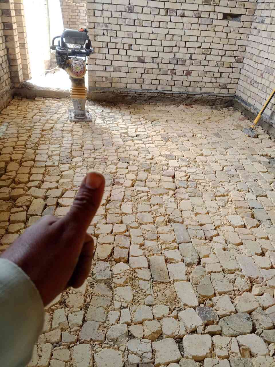 سلام عليكم شغلي قلع تراب الزايد ودك قفاز وفرش سبيس وحدل او تربيع  تنضيف البيت من صطح ونازل  + صبت 10 سانتيم او اقل  تريد خباطه تريد يدوي  سحب وثقب بوري  الماء توصيله للبيت  تصعيد كافة المواد   تريد  قطعي تريد بل يوميه  حاضر  هاذه رقمي ***********
