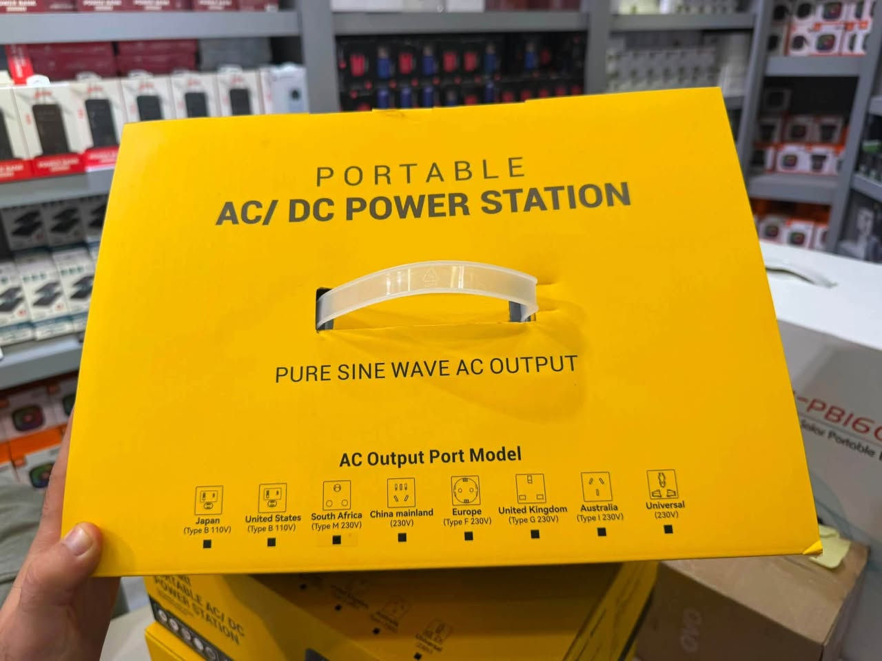 محطة طاقة محمولة بقوة 300 واط (300W Portable Power Station) ⚡️
الحل الأمثل والأنسب للرحلات، التخييم، وانقطاع الكهرباء! 🔋🏕️
✨ المواصفات والمميزات الرئيسية:
▪️ سعة البطارية: 230.4Wh (تتحمل تشغيل مختلف الأجهزة الذكية والأجهزة المنزلية الخفيفة).
▪️ القوة: 300W Max مع خاصية (Pure Sine Wave) لحماية أجهزتك الإلكترونية الحساسة من تغيرات الفولتية.
▪️ شاشة LCD ذكية: لعرض نسبة شحن البطارية واستهلاك الطاقة ورسم الدخول/الخروج.
▪️ إضاءة LED: ضوء فلاش مدمج للطوارئ والتخييم.
▪️ منافذ متعددة:
• منفذ AC كهربائي عام (Universal) يناسب جميع أنواع الفيش.
• منفذ Type-C شحن سريع بقوة 60W (دخل/خرج).
• منفذ Type-C إضافي + 2 منافذ USB-A للشحن السريع.
• منفذ DC بقوة 133W Max.
▪️ الأجهزة المدعومة: شحن اللابتوب (MacBook)، الثلاجات المحمولة، المروحية الكهربائية، الكاميرات، الدرون، الهواتف وإضاءة التخييم.

💰 السعر: 140,000 دينار عراقي فقط!
📦 
اسعار ناررر 🔥🔥
فقط جملە  
*********** واتس اب
