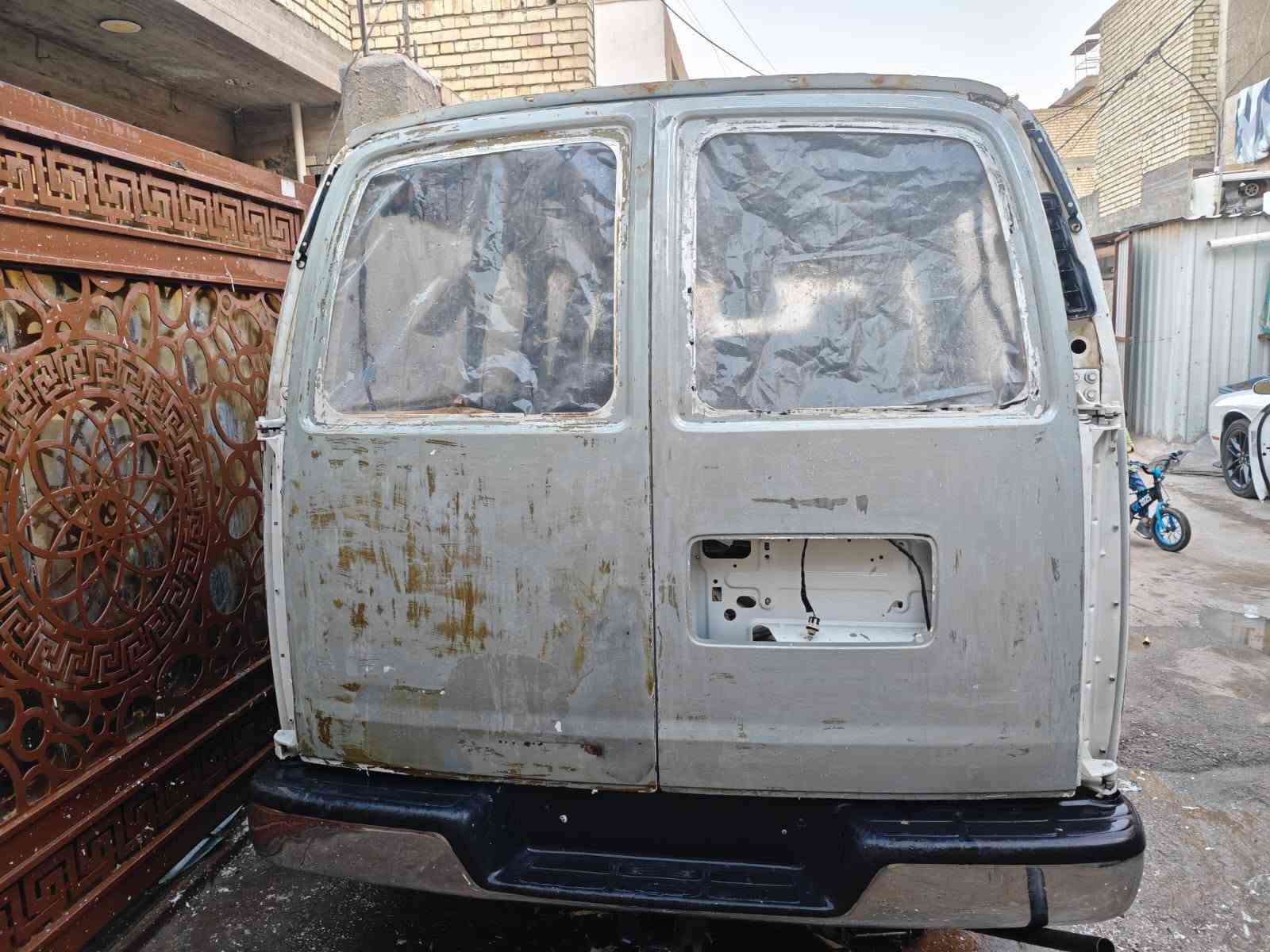 سلام عليكم
شوفرليت اكسبرس 2008 11راكب للبيع باسمي رقم دولي 
تفاصيل السيارة 
حاليا تحت التعمير بس عدي ضرف ومحتاج ابيعه 
السيارة نقصه بس الصبغ وكشنات خلفية وجام 
مواد الصبغ كله عدي واصليه 
السيارة معمر درجة اولة كير محرك اكسل كله جديد
تفرعات المحرك والراديتر كله مبدل لك جديد مراوح كهرباء يوكن
منضومة تبريد كله جديدة دبل راديتر مال يوكن
صدر دبلات بريك كله جديد
قواعد فيوزات وضفيرة وعقول كله جدد ومفتوحة فصلته ترايك 200رايح جاي للبصرة
تخم تاير جديد دشبول وشاشة وكامرة جدد
عبوة فيول بم جديد وكالة 
وعدي اله شباك وسكنات ومري جدد لك وهواي قطع غيار كله انطي وي السيارة
والسعر 50ورقة قفل
مكاني بغداد
***********ابو زهراء
