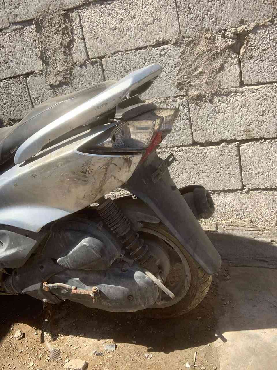 السلام عليكم سكنس للبيع نقصها كابريتر وسلف ابيع كوم حديد 
مكاني بغداد البنوك  سعرها ١٠٠ 
***********
