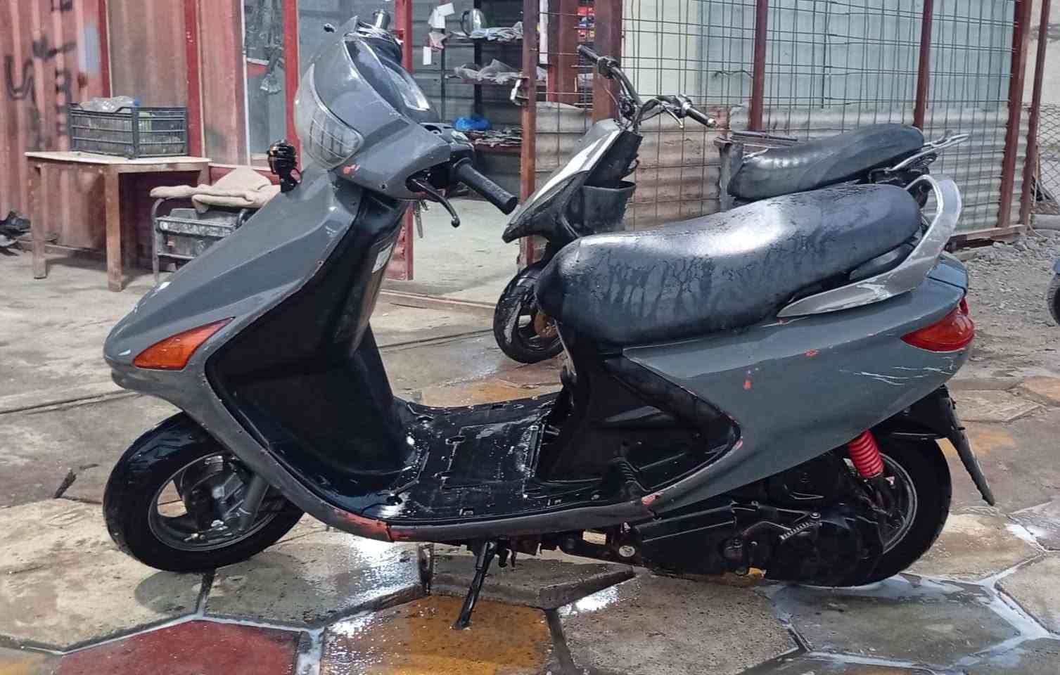 سلام عليكم دراجه فراشه للبيع نثيه البصره قضاء المدينه السعر 450 وبيها مجال كل شيء شغال بس الباتري تعبان تجي وتفحص السلف ما يدير ضعيف لان الباتري تعبان ***********
