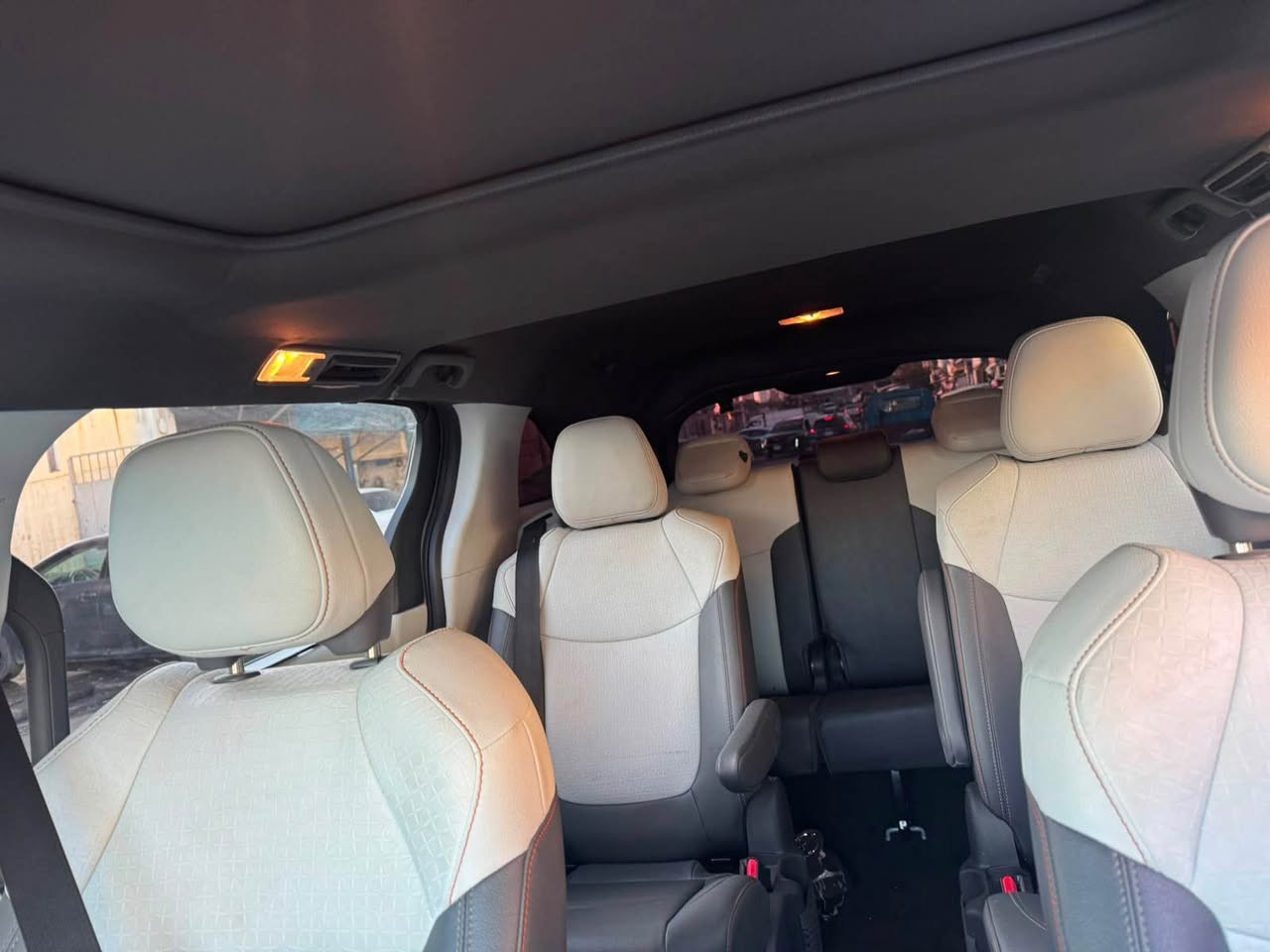للبيع تويوتا Sienna 2024 XSe Hybrid ‏Toyota

بدون صبخ
* قبات مواصفات
* محرك هايبرد 2.5 لتر
* قوة إجمالية 245 حصان
* ناقل حركة أوتوماتيك CVT
* 7 مقاعد
*عداد 28 ألف مايل كوشن مع استرن هيتر
* متوفرة بنظام دفع أمامي دبل اكسن
* اقتصادية جداً بالوقود؛ استهلاكها المعلن حوالي 6.6 لتر/100 كم FWD و6.7 لتر
* شاشة وسطية كبيرة ونظام Toyota Multimedia مع Apple CarPlay وAndroid Auto لاسلكي
* عدادات رقمية 12.3 إنش
* شاشة Head-Up Display مقاس 10 إنش
* ثلاجة داخلية FridgeBox
* مكنسة كهربائية أصلية داخل السيارة
* جنوط 18 إنش بتصميم خاص بفئة Platinum
* أبواب جانبية كهربائية
* كاميرات 360وحساسات ومجموعة أنظمة أمان متطورة
* مقاعد مريحة وتجهيزات فاخرة للرحلات والعائلة.

*سعر 295 قابل للتفاوض
  ***********
‏موقع دهوك. ‬ دهوك, العراق
