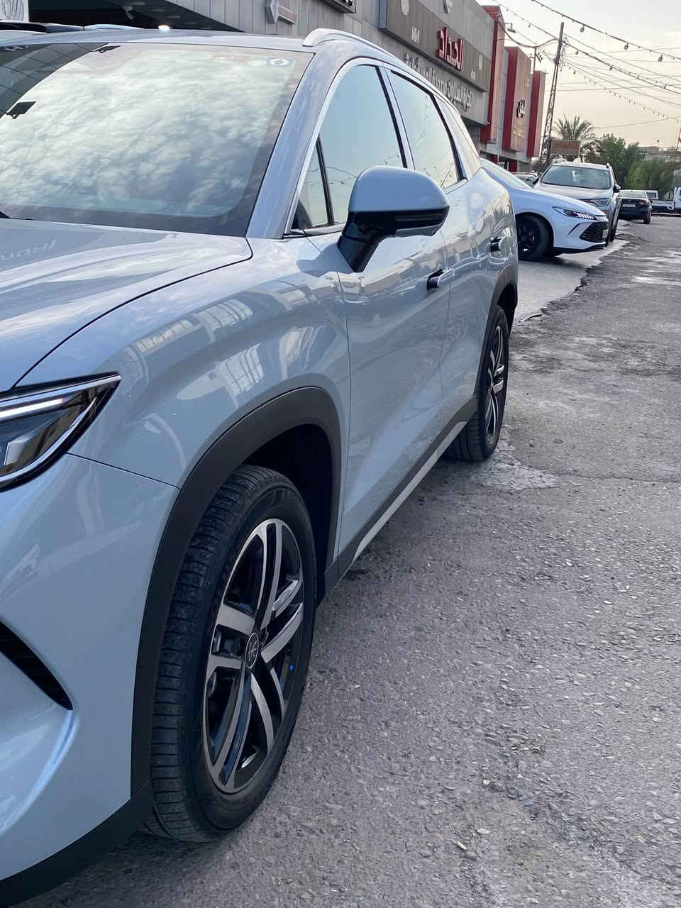 🚙 BYD Song L DM-i 2025_الفول مواصفات 

المحرك والنظام
 • بنزين 1.5 لتر، 4 سلندر
 • قوة البنزين: 101 حصان
 • عزم البنزين: 126 نيوتن.م
 • محرك كهربائي أمامي: 218 حصان / 160 kW
 • عزم الكهربائي: 260 نيوتن.م
 • النظام: DM-i Plug-in Hybrid
 • القير: E-CVT
 • الدفع: أمامي FWD
 • 0–100 كم/س: 7.7 ثانية
 • السرعة القصوى: 180 كم/س 

🔋 البطارية
 • Blade LFP
 • السعة: 12.9 kWh
 • المدى الكهربائي: 75 كم CLTC
 • الشحن السريع DC: غير موجود في الفئة العادية
 • الشحن AC: حوالي 3.9 ساعات
 • خزان الوقود: 60 لتر 

📏 الأبعاد
 • الطول: 4780 مم
 • العرض: 1898 مم
 • الارتفاع: 1670 مم
 • قاعدة العجلات: 2782 مم
 • 5 أبواب / 5 مقاعد
 • سعة الصندوق: 459 لتر، وتصل إلى 1550 لتر مع طي المقاعد. 

🛡️ الأمان

في الفئة العادية 75KM:
 • 6 وسائد هوائية تقريباً
 • ABS وEBD
 • ESP
 • Auto Hold
 • مساعد صعود المرتفعات
 • مراقبة ضغط الإطارات
 • كاميرا خلفية
 • حساسات ركن

☎️***********

7800km🛑

🛑بغداد البياع
