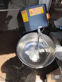 اغراض مطعم للبيع خلاط حمص 20 لتر 375 الف مكينة ثرم حجم 22 بسعر 300 الف...