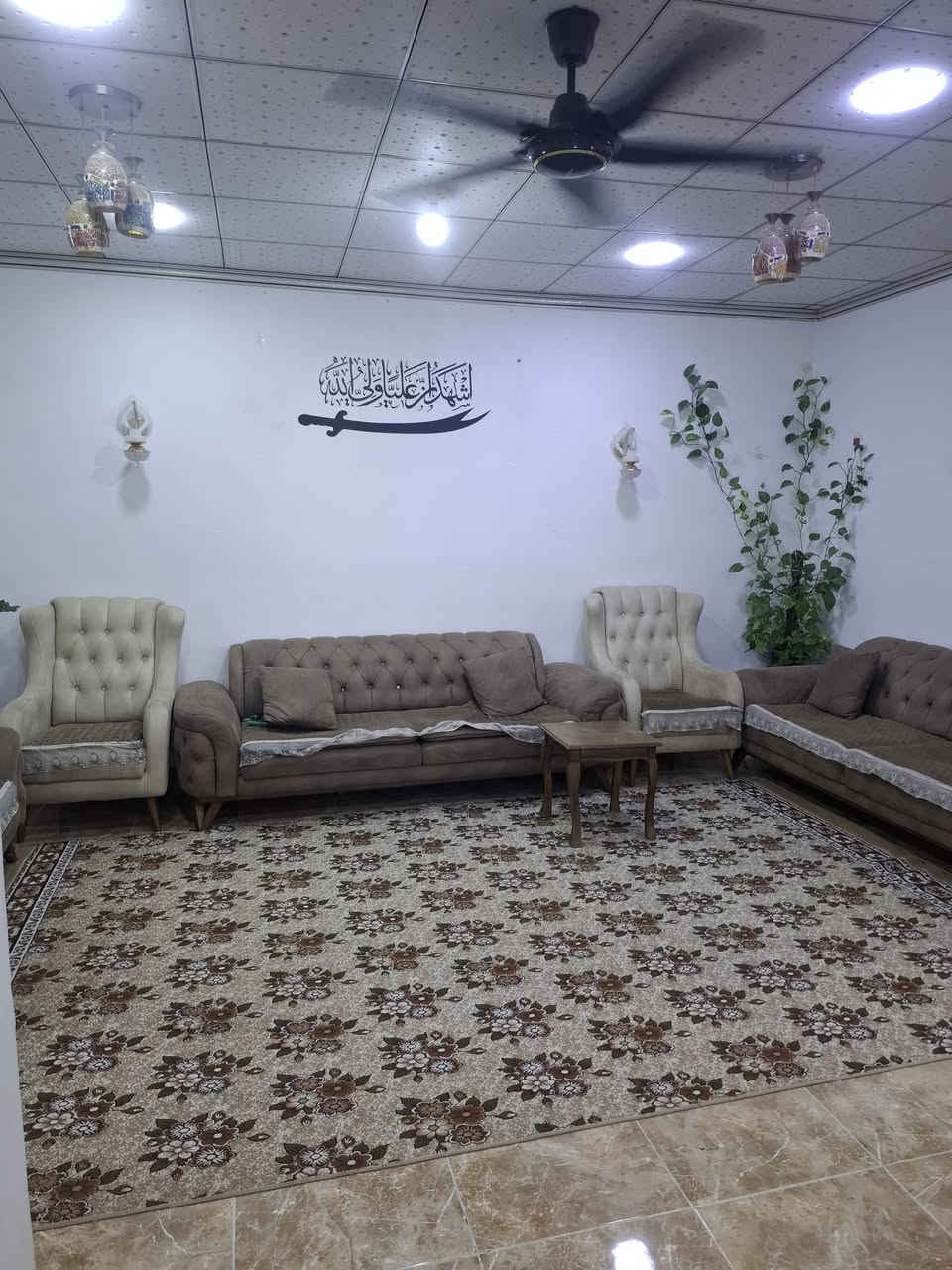 السلام عليكم بيت للبيع في ملاعزيز مساحته ١٦٠ متر بدايه ملاعزيز اول فرغ طابقين فول مواصفات الطابق الاول يتكون من غرفه نوم واستقبال وهول داخلي مطبخ بارد ومطبخ حار والطابق الثاني يتكون من غرفتين سعره 43 وبي مجال للاستفسار اكثر الاتصال بالرقم  ***********
