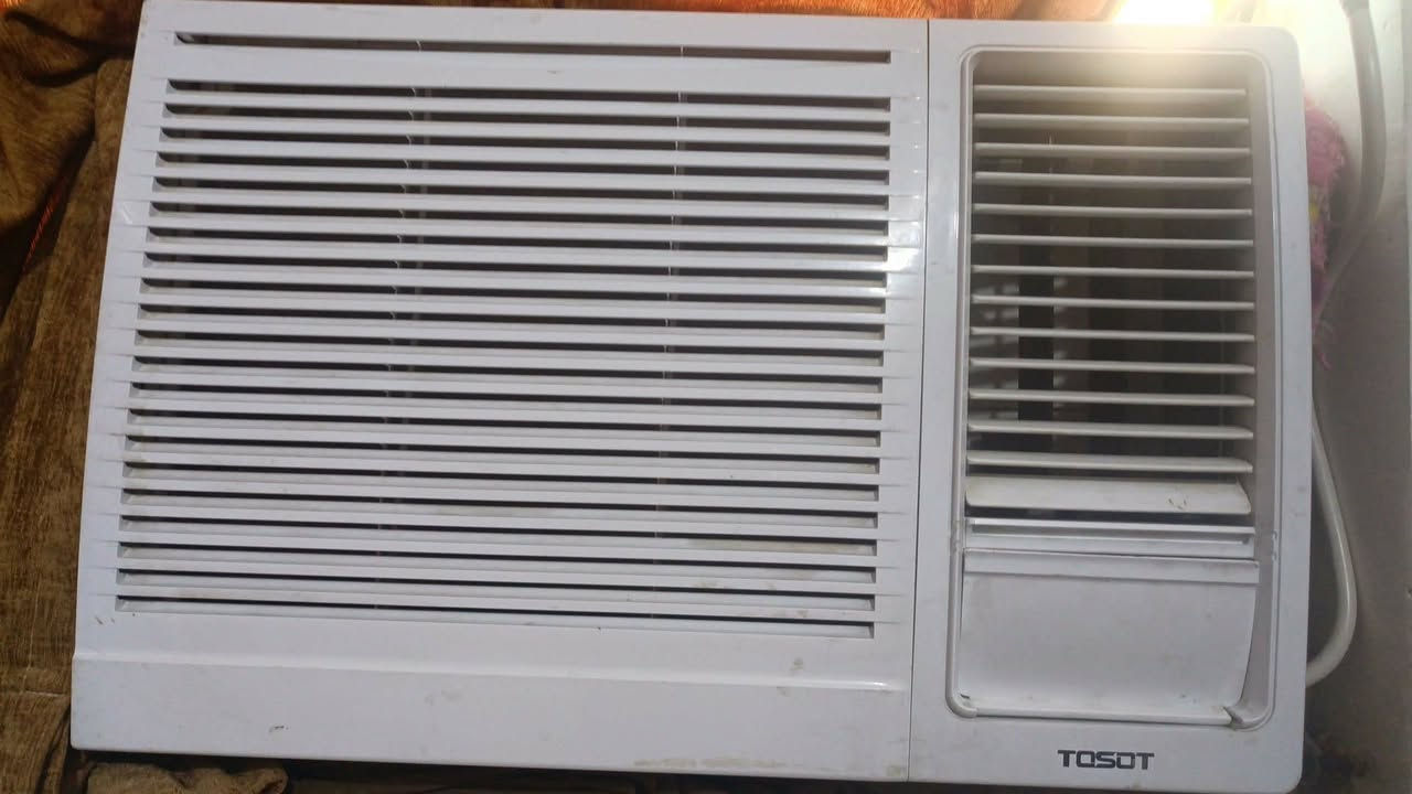 سلام عليكم شباب مكيف للبيع توسوت جديد السعر 300رقم الهاتف ***********
