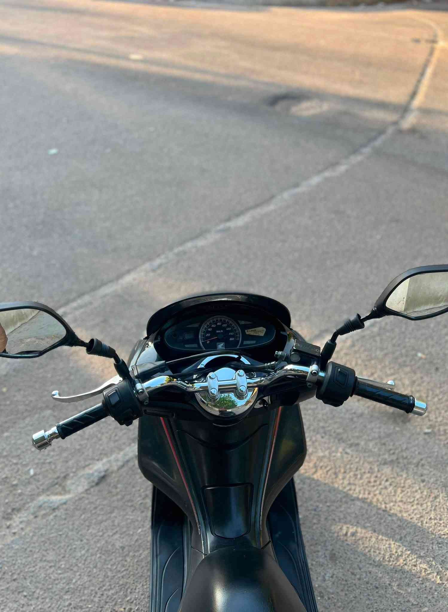 دراجه pcx  جيل اول مكينه  150
دراجه حته اوراق معرض موجوده ابو كيان بشارع الضلال 
ماشيه (28) الف 
  دراجة  كلها ابلاديه كفرات بلادي بلادي شرط النضافه دراجهة مال رمبه المديل 2016 ماخذها رمبه  يعني مو مال شارع دراجه 
حساس ازدحام سويجات ٢ الدراجه كفاله عامه الدراجه على ايدي شوفت عينك ياباني الاصليJF جديده مكاني 
بغداد  المنصور    السعر ١٤٥٠ وبيه مجال قليل 
اي استفسار 
***********
