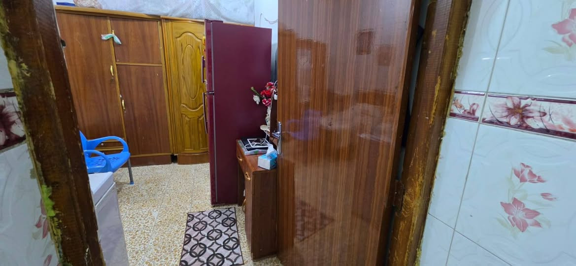 دار للبيع مساحة 60 واقع حال 70 واجهة 5 بناء مسلح نظيف يحتوي على  طرمه واستقبال ومطبخ وخدمات وغرفةنوم طابق ثاني يحتوي على غرفتين وخدمات.    العنوان بغداد الجديدة شارع كراج النعيرية عرض الفرع 7 متر.   البيت فارغ تفتح بيان تستلم البيت.    سعر155 وبي مجال بسيط للاستفسار مراسلة واتساب اوتصال ***********
