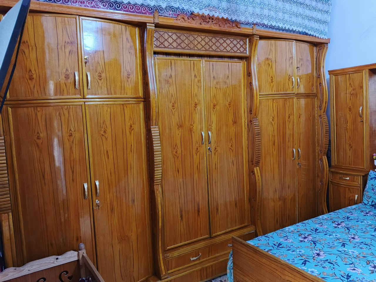 سلام عليكم غرفه اخشاب الى البيع للمعامل قضاء الزوراء الباويه نظافه 95% بسعر مناسب ***********
