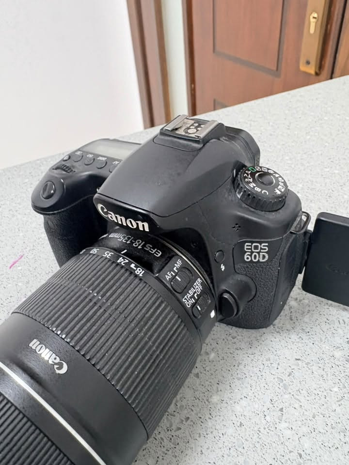📷 Canon EOS 60D + Canon EF-S 18-135mm IS

🔹 الكاميرا:
• الموديل: Canon EOS 60D
• النوع: DSLR
• تاريخ طرح الموديل: 2010
• الحساس: CMOS
• حجم الحساس: APS-C
• دقة التصوير: 18 ميگاپكسل
• الدقة الفعلية: 17.9MP
• معالج الصور: DIGIC 4
• نسبة الأبعاد: 3:2
• مانع الغبار: موجود

🔹 ISO:
• ISO عادي: 100 – 6400
• ISO موسع: حتى 12800

🔹 التركيز:
• نظام AF: TTL-CT-SIR
• نقاط التركيز: 9 نقاط
• جميع نقاط AF من نوع Cross-Type
• النقطة الوسطى Dual Cross-Type عند f/2.8
• One-Shot AF
• AI Servo AF
• AI Focus AF
• Manual Focus

🔹 سرعة التصوير:
• تصوير متواصل High Speed: حتى 5.3 صورة/ثانية
• Low Speed: حتى 3 صور/ثانية
• JPEG Large/Fine: حتى حوالي 58 صورة متواصلة
• RAW: حتى حوالي 16 صورة متواصلة

🔹 سرعة الغالق:
• من 1/8000 ثانية
• إلى 30 ثانية
• Bulb متوفر
• سرعة مزامنة الفلاش: 1/250 ثانية

🔹 الشاشة:
• LCD متحركة Vari-Angle
• الحجم: 3.0 إنچ
• الدقة: 1,040,000 نقطة
• تغطية الشاشة: تقريباً 100%
• إمكانية التصوير Live View

🔹 المنظار:
• Optical Pentaprism Viewfinder
• تغطية تقريباً 96%
• تكبير 0.95x

🔹 الفيديو:
• Full HD: 1920×1080
• 30fps / 25fps / 24fps
• HD: 1280×720
• 60fps / 50fps
• SD: 640×480
• صيغة الفيديو: MOV / H.264
• تسجيل صوت داخلي
• مدخل Microphone خارجي
• تحكم يدوي بالتعريض أثناء تصوير الفيديو
• HDMI Output

🔹 الملفات:
• JPEG
• RAW 14-bit
• إمكانية التصوير RAW + JPEG

🔹 الذاكرة:
• SD
• SDHC
• SDXC

🔹 الفلاش:
• فلاش مدمج Pop-up
• E-TTL II
• Guide Number 13m تقريباً عند ISO 100

🔹 البطارية:
• Canon LP-E6

🔹 الوزن:
• حوالي 755 غرام للجسم مع البطارية تقريباً

🔹 الأبعاد:
• حوالي 144.5 × 105.8 × 78.6 mm

━━━━━━━━━━━━━━━━━━

🔭 العدسة:

• الموديل: Canon EF-S 18-135mm f/3.5-5.6 IS
• نوع العدسة: Zoom
• البعد البؤري: 18–135mm
• فتحة العدسة القصوى:
  f/3.5 عند 18mm
  f/5.6 عند 135mm
• التثبيت البصري: IS Image Stabilizer
• تركيب العدسة: Canon EF-S
• مناسبة لحساس APS-C
• ما يعادل تقريباً على Full Frame:
  29–216mm
• تركيب العدسة: 16 عنصر ضمن 12 مجموعة
• أقرب مسافة تركيز: حوالي 0.45m عند 135mm
• فلتر العدسة: 67mm
• فتحة العدسة الدنيا: f/22–36
• زاوية الرؤية القطرية: 74°20' – 11°30'
• وزن العدسة: حوالي 455g
• تحتوي على AF/MF
• تحتوي على Image Stabilizer ON/OFF
للتواصل واتس اب : ***********
