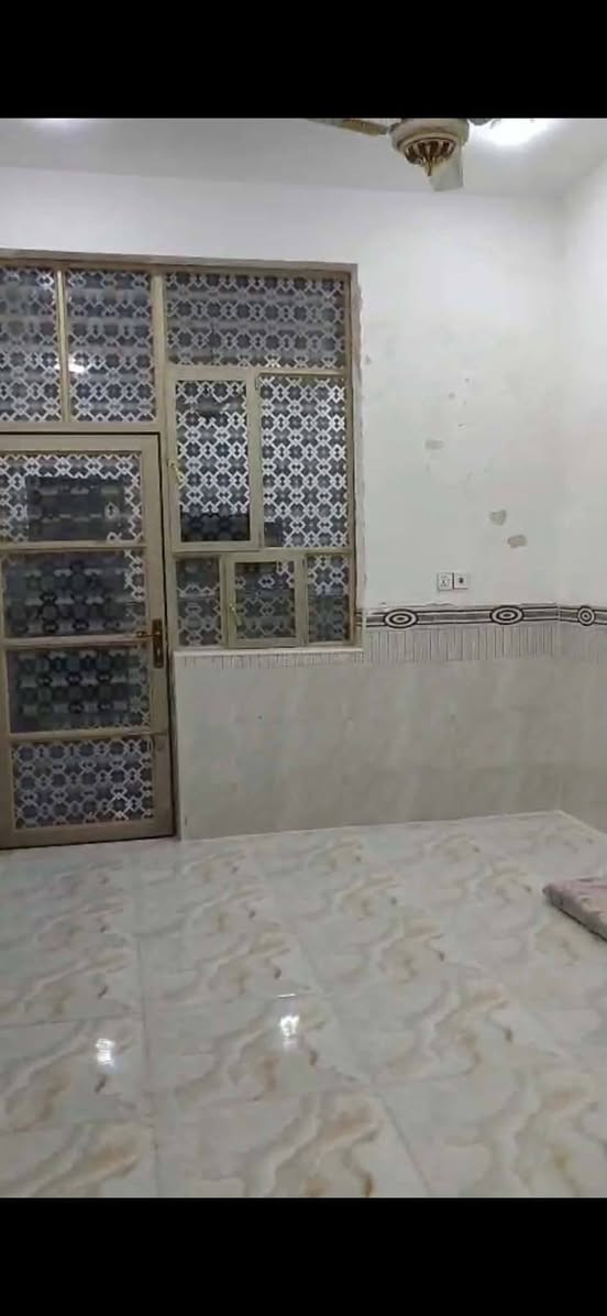بيت يجار مجمع بيتي2 مساحته 100
متر سعر يجار 250كل شهر بشهر 
لاستفسار ***********
