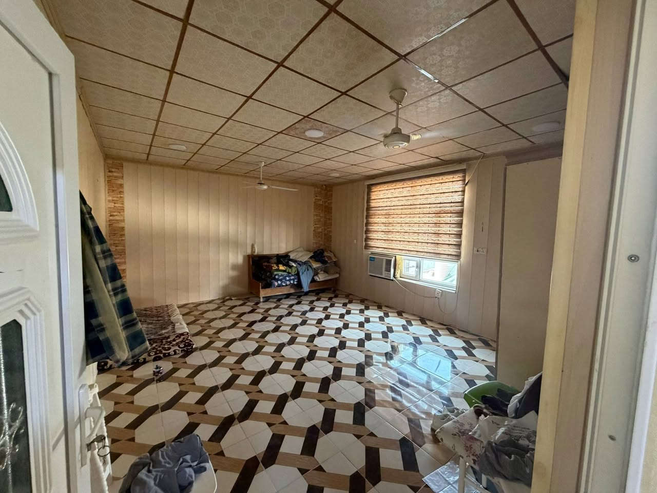 بيت للبيع يوسف بيك أول جسر صاير مساحه250متر مربع بناء طابقين كاشي سيراميك سقف ثانوي عدد غرف نوم3
استقبال 
مطبخ منور  حمام صحيات 2
كراج سياره حديقه ترك خلف البيت ماء متوفر 24 ساعه السعر 50مليون وبي مجال رقم الهاتف***********
